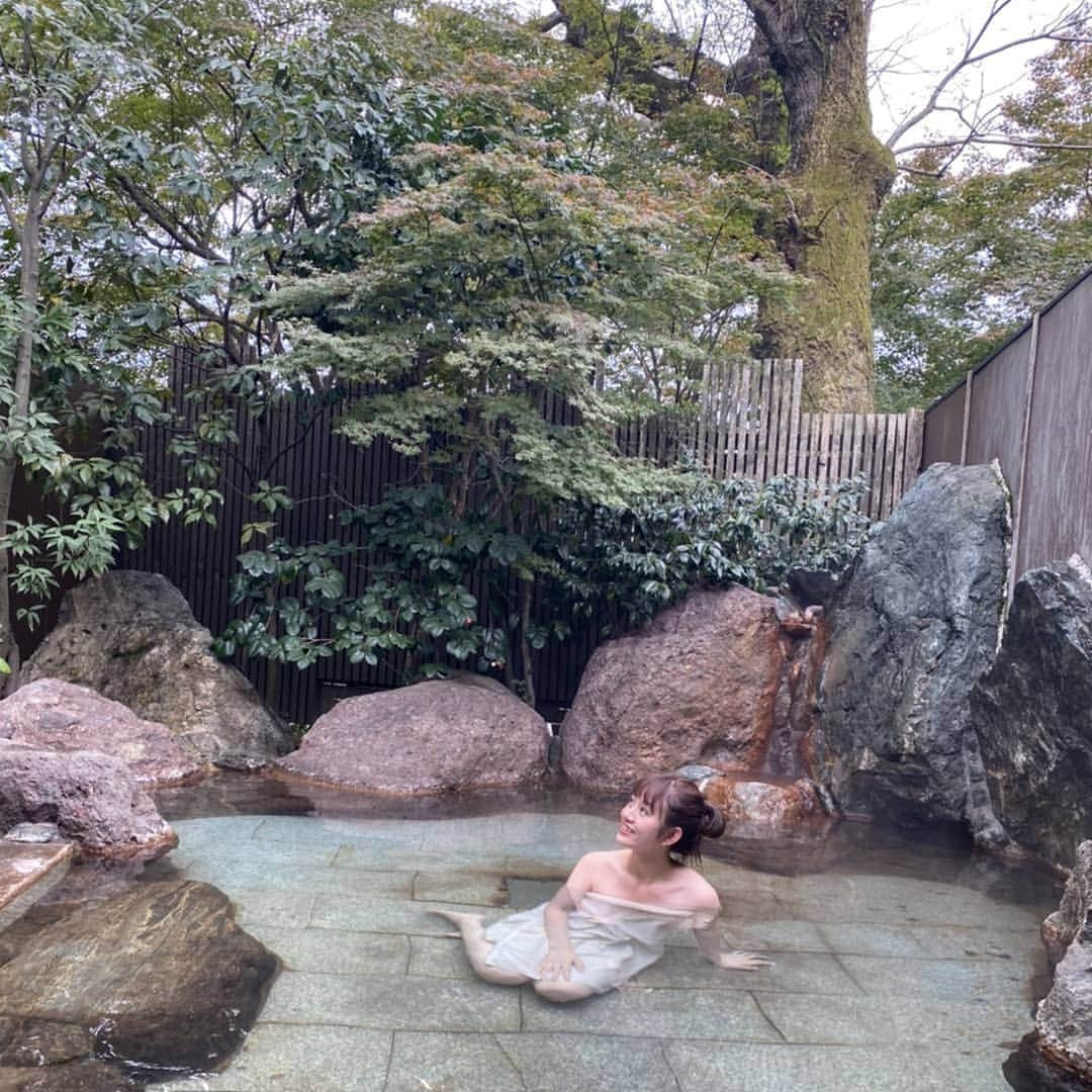 岩野理沙さんのインスタグラム写真 - (岩野理沙Instagram)「いい湯だったなぁ♨️ やっぱり温泉は癒されますね❤️🙋 三枚目は湯けむりポーズのつもり♨️😂 #ロケ #ゆこゆこ #温泉 #別府 #beppu #oita #露天風呂 #佐伯 #癒しの宿彩葉 #ph3」2月3日 23時59分 - risaiwano