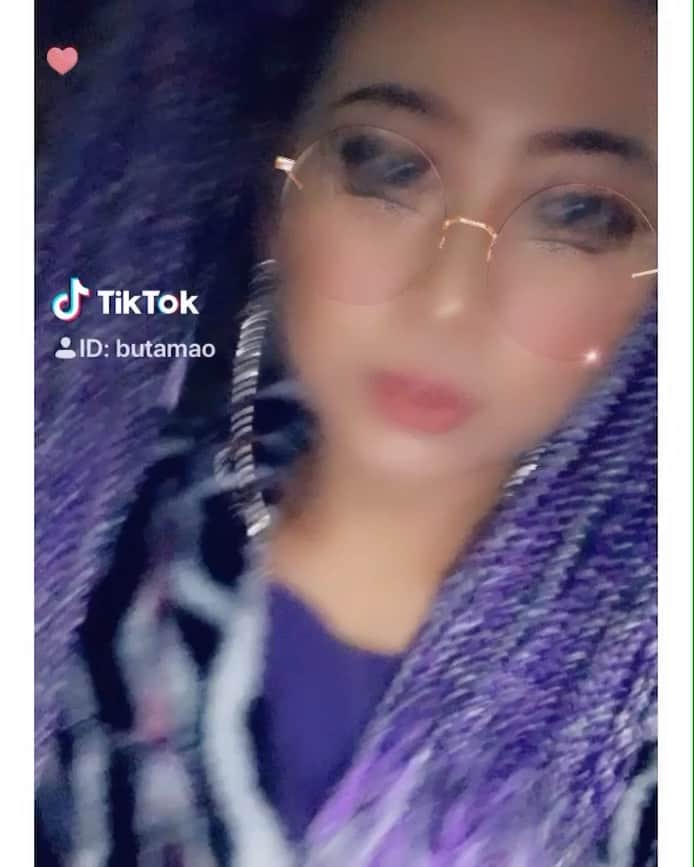 MAOのインスタグラム：「昨日ツインテールの日やったらしいけど 無意識でこれはなかなか恥ずかしいものがある。 写真撮るの忘れてたから動画や😭  #selfie #selfiegram #purplehair #braids #braidshair #hairstyle #makeup #dancer #purple #me #f4f #l4l #osaka #大阪　#ブレイズヘアー」