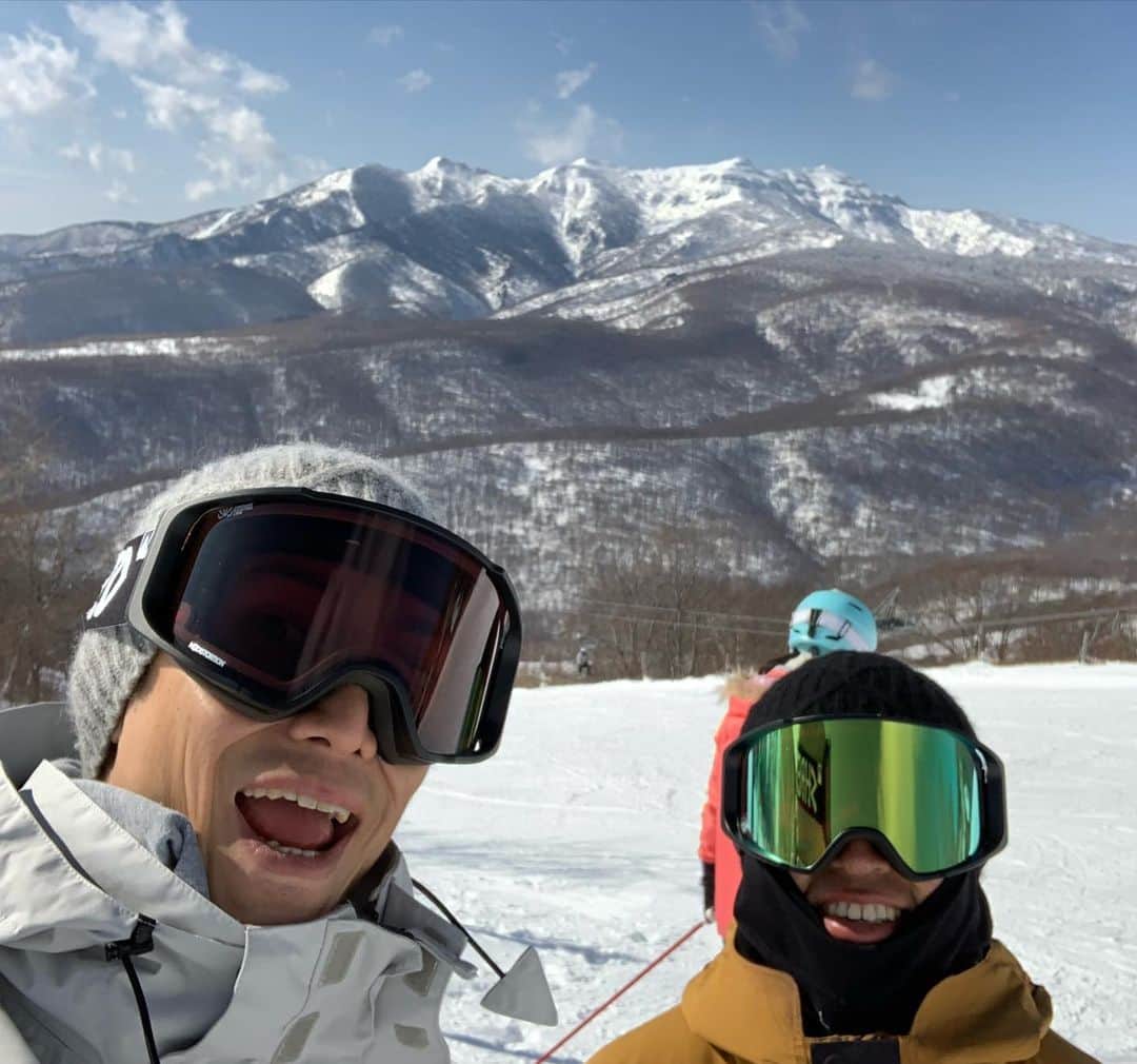 伊勢谷友介さんのインスタグラム写真 - (伊勢谷友介Instagram)「今季2度目の2連チャンチーム阿部。 2日目にして、すごい寝不足の2人組が晴天無風に恵まれて、ゲレンデチル&爆笑により、体力の限界を忘れて遊んでしまいましたwww #snowboarding  #gumma」2月3日 22時38分 - iseya_yusuke