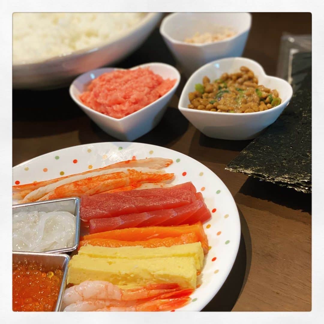 矢口真里さんのインスタグラム写真 - (矢口真里Instagram)「節分👹 うちは恵方巻というか、手巻き寿司w いっぱい食べたぁ😋✨ 手巻き寿司好きだぁぁぁ😆✨ 息子が初めての鬼を見て怖がるかなぁと思ったのですが、キョトンとしてました😳 豆まきもしてひと段落😂✨ さーて、 次の行事は、ハーフバースデー😭✨」2月3日 22時39分 - mariyaguchi_official