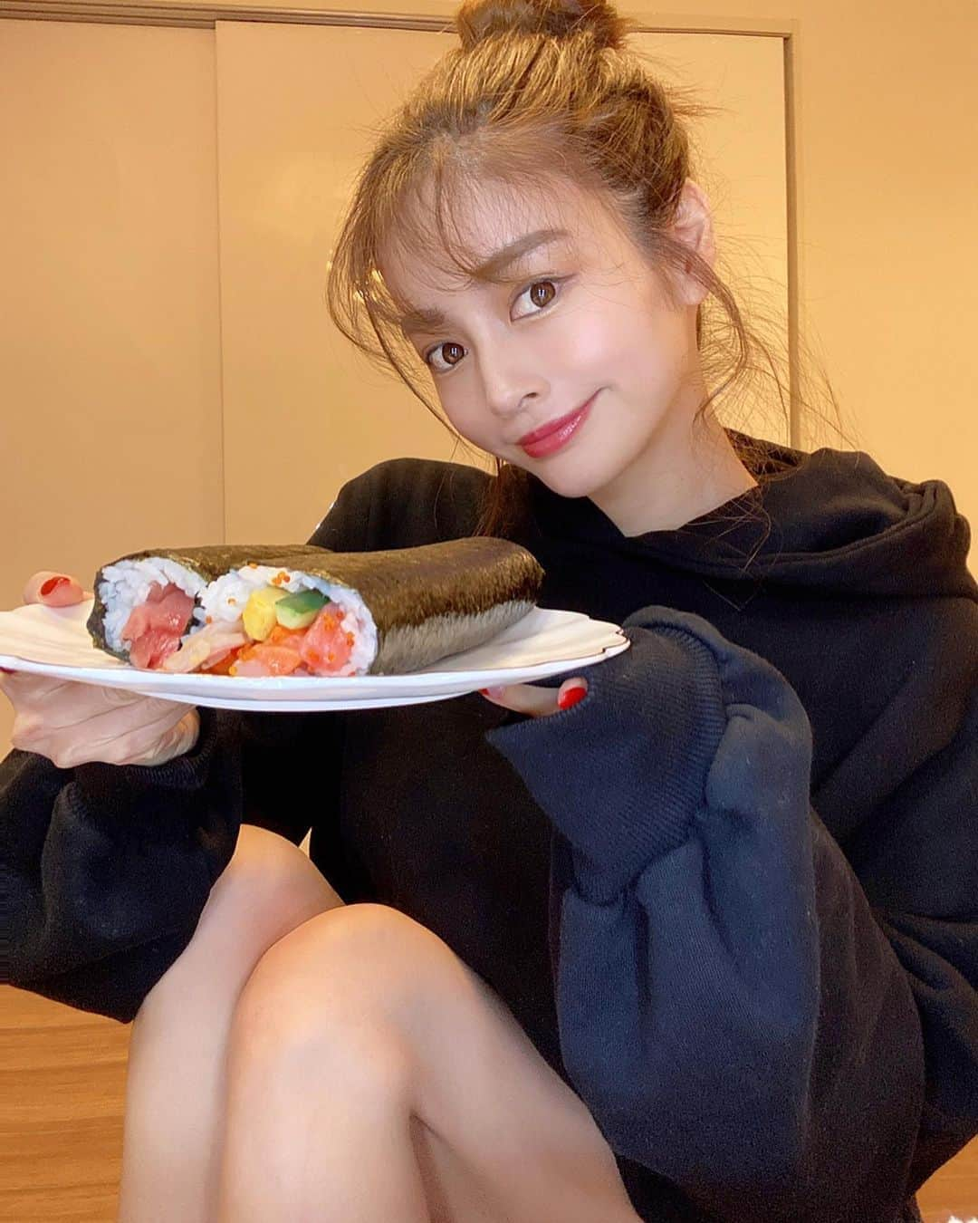 得あゆさんのインスタグラム写真 - (得あゆInstagram)「恵方巻き2020🧭西南西のやや西🍣 今年は無言で食べ切りました！！！🔥 #恵方巻き #西南西 ・ 二月三号 每年都朝着固定的方向前进 许愿 吃寿司🍣 ・ ・ ・ ・ ・ ・ ・ #2月3日#巻き寿司#寿司#マグロ#日本食#行事#鬼#節分#インスタ映え#カメラ女子#写真#おうちご飯#夜ごはん#ディナー#ダイエット#ヘルシー#ナチュラルメイク#パーカー#冬#ヘアスタイル#ヘアアレンジ#diet#healthy#parker#maguro#dinner#sushi#japanesefood」2月3日 22時53分 - tokuayu819