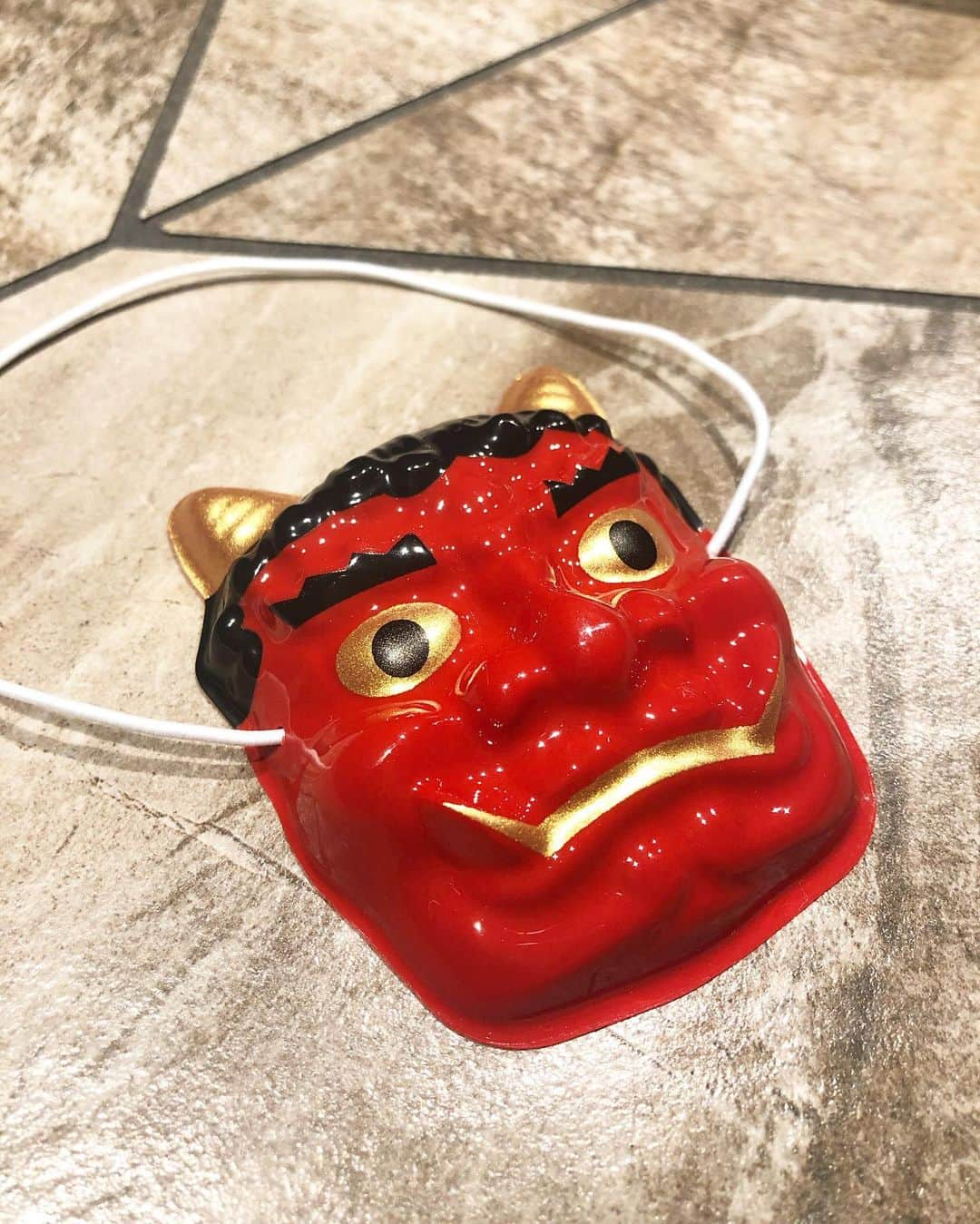 千秋さんのインスタグラム写真 - (千秋Instagram)「節分👹 娘が小さい頃からずっとやってるイベント。家中の全部の窓から「鬼は外！」と叫んで豆を投げ、「福はうち」と囁いて豆を食べるという独自ルールは健在。もう大きいからめんどくさがってやらないかな？と思ったら「やるー！」ってあの頃と同じように嬉しそうにやっていた。「福はうち」と言う時、小さく言ってこっそり食べるのがツボ。可愛い。生意気な言葉もたまに言うけど、笑顔はあの頃のまま。いっぱい福が来るといいね✨  #節分 #🍓」2月3日 23時03分 - chiaki77777