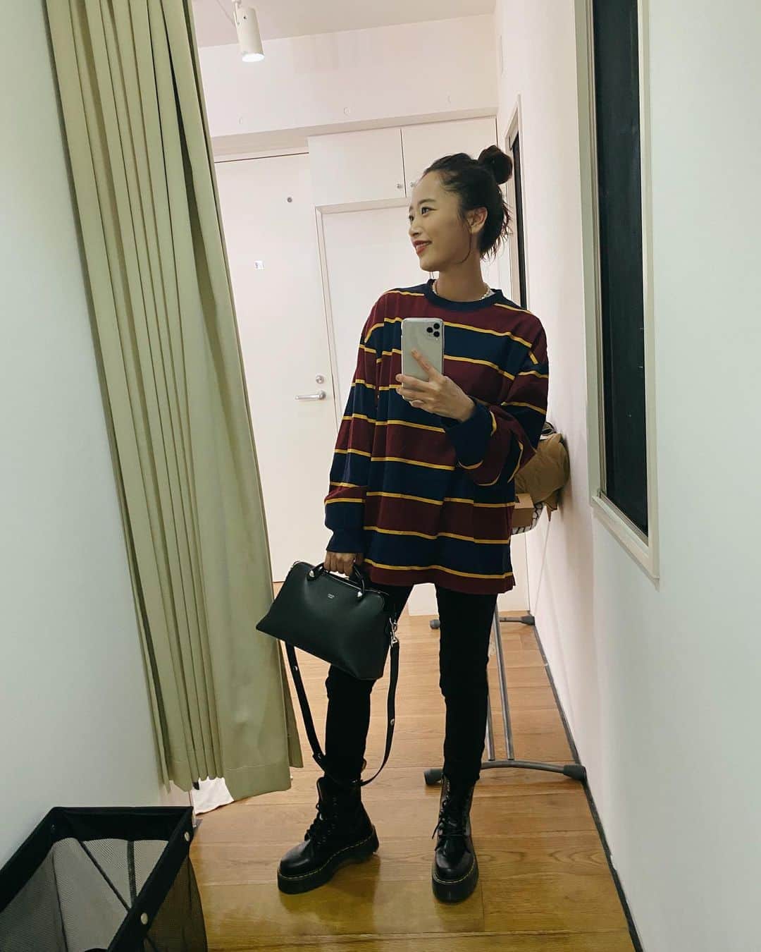近藤千尋のインスタグラム：「永遠に大好き❤なボーダーと マーチンの組み合わせ☺️ パールのネックレスもお気に入り🦪💕 撮影のあとはいつもお団子ヘアで帰ります🙂  さてさて明日もがんばりましょ❣️ #娘たちが寝たあと #夫婦時間 #今はお互い携帯タイム 笑」