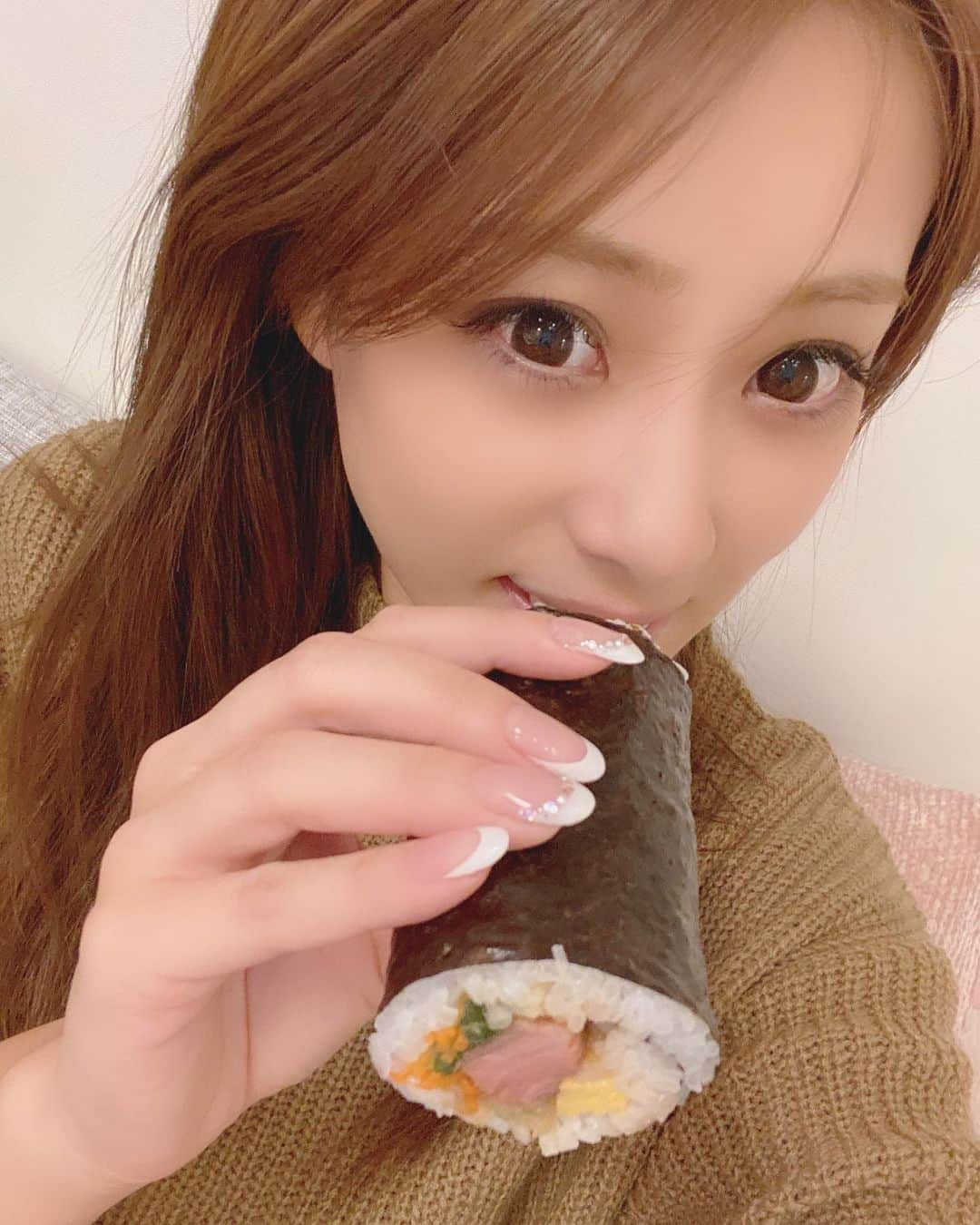 野田彩加さんのインスタグラム写真 - (野田彩加Instagram)「節分👹 恵方巻食べましたとさ👹 今年の方角を調べてたら、恵方って4つしかないって事を知りました😳 そうだったんだ😳😳 #恵方巻　#節約 #2月3日 #西南西　#2020」2月3日 23時00分 - aya.205