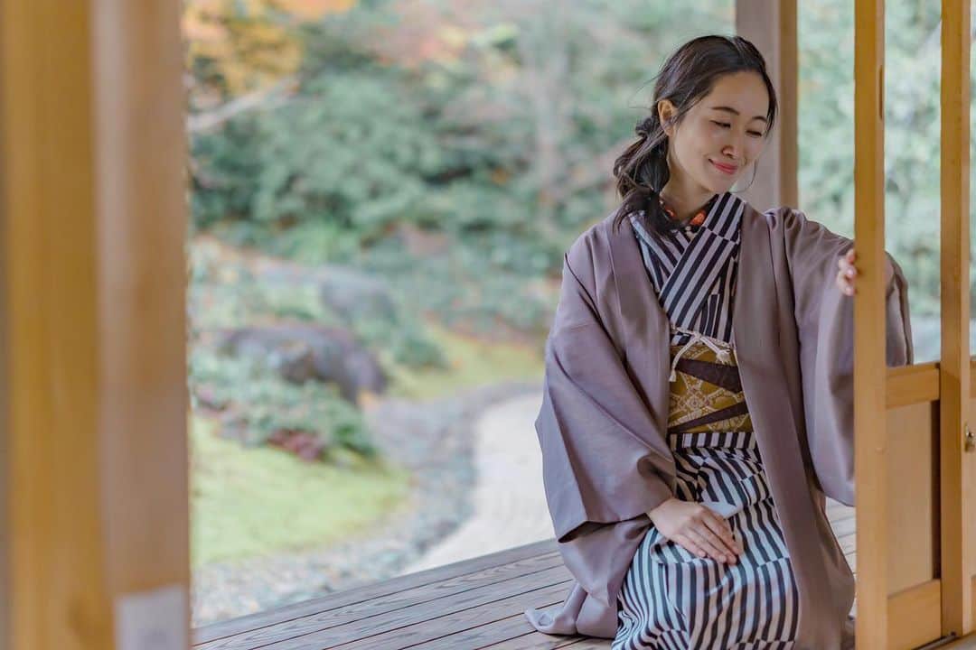江守沙矢さんのインスタグラム写真 - (江守沙矢Instagram)「たまには縁側でゆっくりする時間も大事ですよね。 うちの実家には縁側があったので出先の建物で見かけると、ふと座りたくなります。笑 . . . . . . . . . .  #着物女子 #着物散策 #kyoto #縁側 #写経 #大河内山荘 #冬の京都 #嵐山観光 #traveljapan #japantravel #京都着物レンタル #女子旅 #そうだ旅行に行こう #travelphotography  #カメラ女子 #京都女子旅 #京都観光  #京都旅行 #カメラがある生活 #ポートレート #portrait #旅行好き #カメラを持って出かけよう #japanesegirl #日本の隠れた絶景 #カメラのある生活 #カメラ好きな人と繋がりたい #写真好きな人と繋がりたい」2月3日 23時06分 - saya_emori
