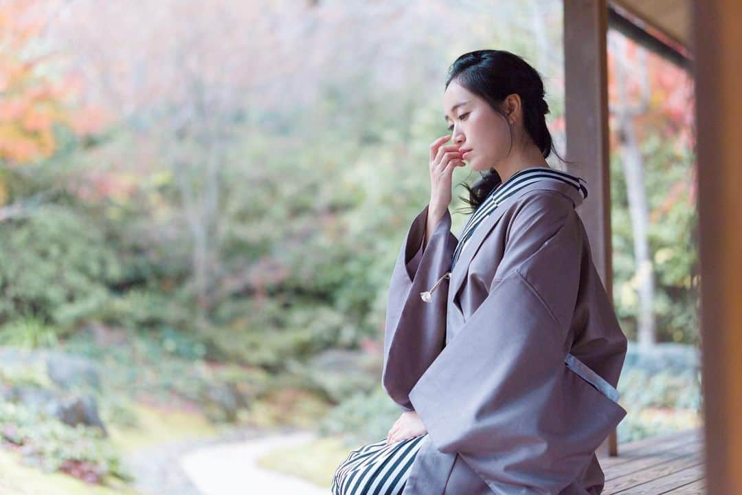 江守沙矢さんのインスタグラム写真 - (江守沙矢Instagram)「たまには縁側でゆっくりする時間も大事ですよね。 うちの実家には縁側があったので出先の建物で見かけると、ふと座りたくなります。笑 . . . . . . . . . .  #着物女子 #着物散策 #kyoto #縁側 #写経 #大河内山荘 #冬の京都 #嵐山観光 #traveljapan #japantravel #京都着物レンタル #女子旅 #そうだ旅行に行こう #travelphotography  #カメラ女子 #京都女子旅 #京都観光  #京都旅行 #カメラがある生活 #ポートレート #portrait #旅行好き #カメラを持って出かけよう #japanesegirl #日本の隠れた絶景 #カメラのある生活 #カメラ好きな人と繋がりたい #写真好きな人と繋がりたい」2月3日 23時06分 - saya_emori