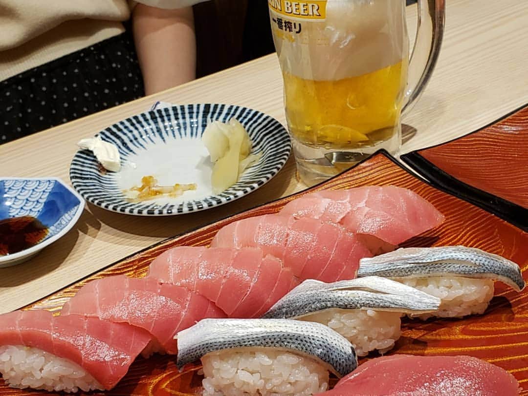梅田陽子さんのインスタグラム写真 - (梅田陽子Instagram)「友人と節分を祝う。黙って恵方巻。  People eat Ehomaki, a special sushi roll for Setsubun while facing to the year's lucky direction in the evening of Setsubun.  #恵方巻#Ehomaki#西南西#westsouthwest#寿司#sushi#新年会#japanesefood」2月3日 23時29分 - yokoumeda