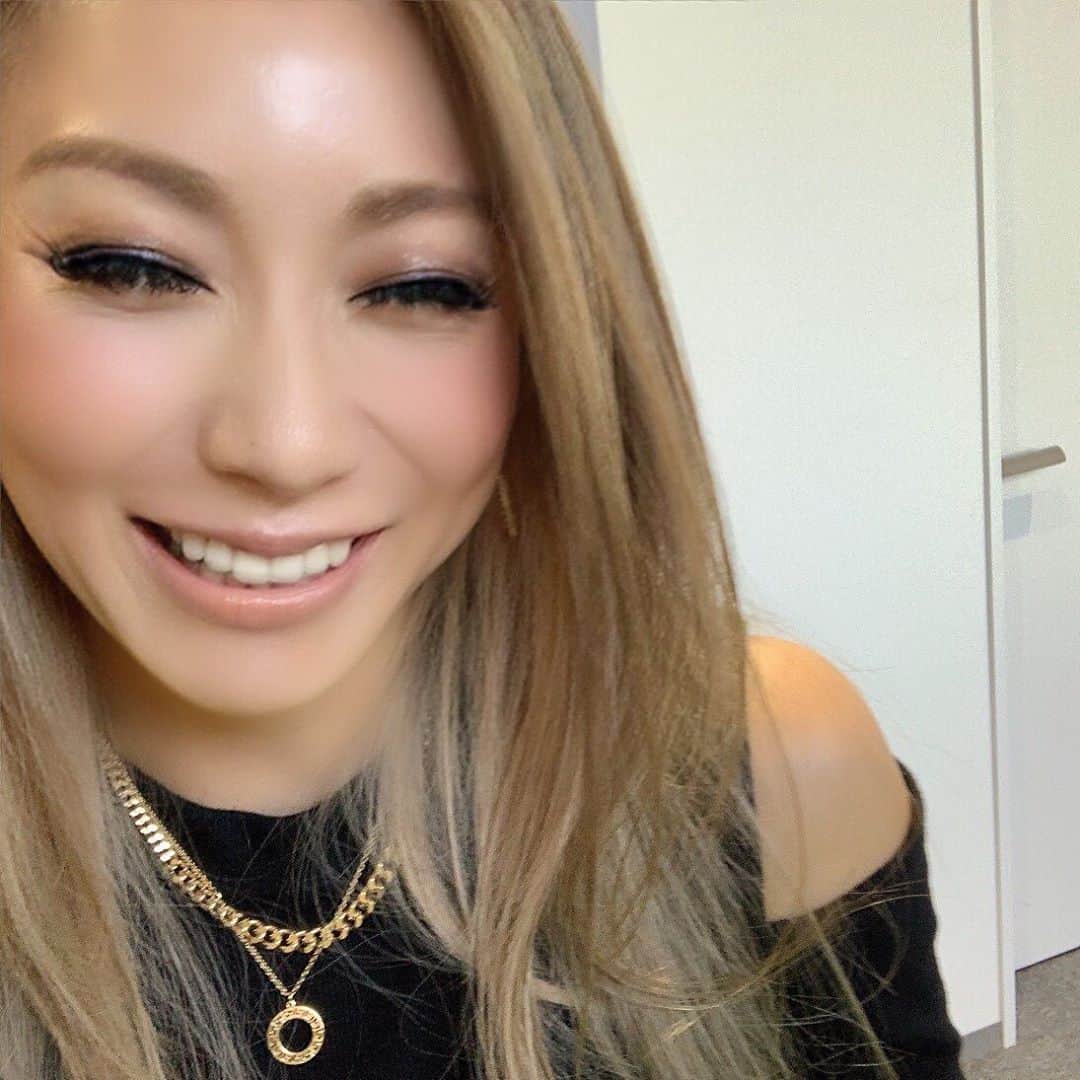 倖田來未さんのインスタグラム写真 - (倖田來未Instagram)「東京ただいまー﻿ ツアー大阪公演翌日、東京に戻ってとある撮影へ！﻿ もー疲れがフルマックスで変なテンションで、現場入り爆笑﻿ ﻿ からの、スナチャでエレベーターホールにて、﻿ 遊んでたら大爆笑﻿ ﻿ ほんま、笑うって元気出るわー。﻿ しんどきときこそ笑おう！！！﻿ ﻿ #笑顔 #はなんとかの薬 #なんやっけ #病は気から #みたいな。 #とにかく #そんなかんじ #って一人でなにゆーてんの #relivetour2019 #追加公演 #大阪 #osaka #筋肉痛 #max #きて下さった方 #ありがとうございました #thankyou #love #次は #愛知公演﻿ #本日 #とある撮影 #情報解禁 #お楽しみに #スナチャ #爆笑 #kodakumi #倖田來未﻿」2月3日 23時22分 - kodakumi_official
