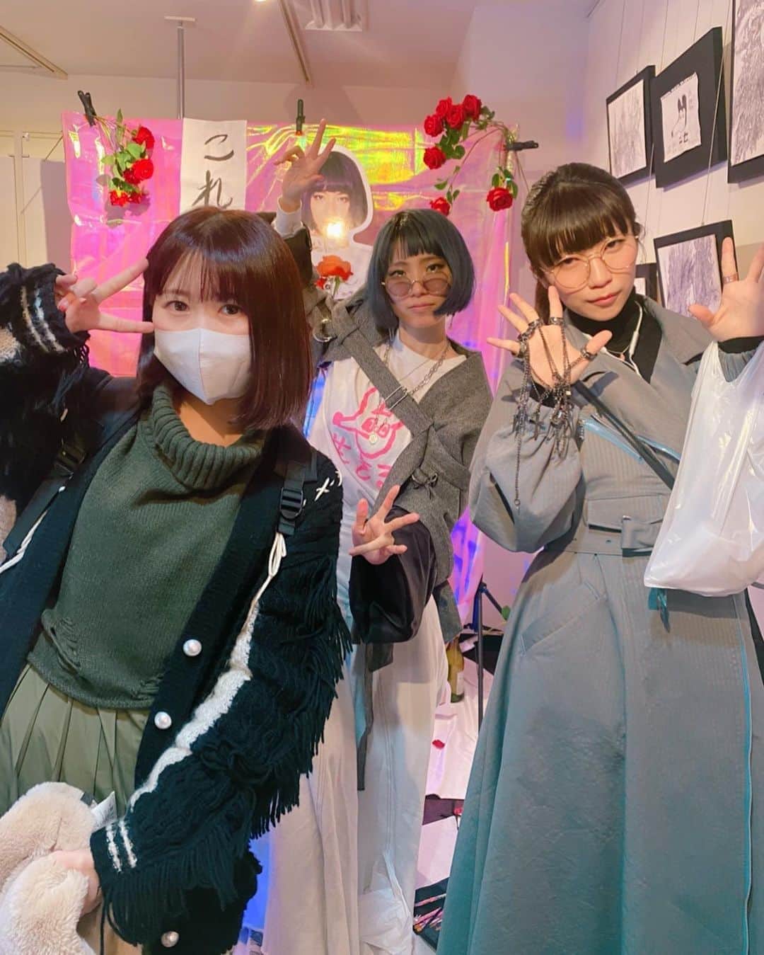 ぱいぱいでか美のインスタグラム：「水野しずちゃんの作品展示会『これが真実』行ってきました！ 絵恋ちゃんと❤︎ ꙳ #水野しず #これが真実 #絵恋ちゃん ꙳ しずちゃん本当に楽しい人間で そのしずちゃんが好きにやってる空間なので カラフルで天才的なのに居心地がいいという 不思議な感覚でした。 シンプルにしずちゃんの絵と色使い好き！ あとしずちゃんパネルも最高だったー！ グッズは靴下を買いました。 絵恋ちゃんとしずちゃんとゆっくり会えたのも久々だったから楽しかった❤︎ 展示は明日まで！中野でやってます。 絵恋ちゃんのワンマンは今週末2/9！楽しみ〜」
