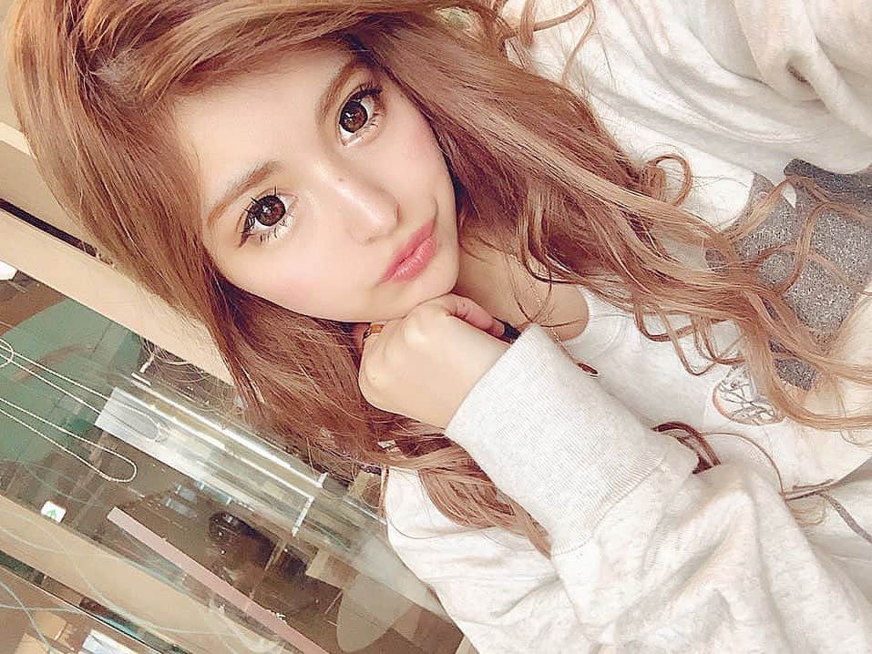 アンジェリカのインスタグラム：「😌🤍 . みなしゃん今日も1日お疲れ様㌥た‪‪❤︎‬ 眠い~(笑)(笑) お風呂速攻入って寝まーす☁️☁️🛀💜 早起きがんばるｿﾞｰ(笑) . 😌🤍 #せるふぃー #あんじぇ #ヘアカラー #エクステ #fashion #instagram#あんじぇコーデ #カラコン #巻き髪」