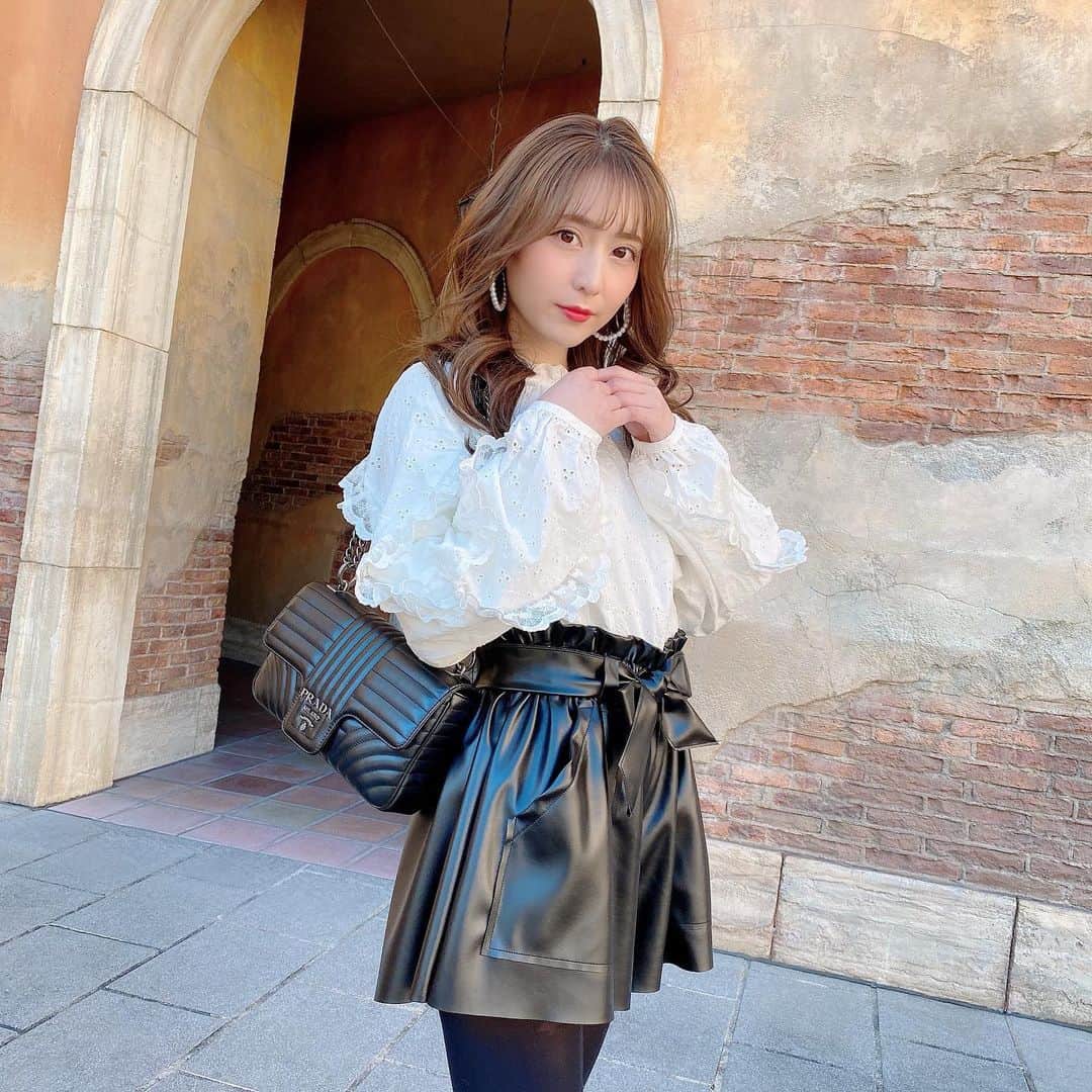 堀尾実咲のインスタグラム：「ディズニーコーデは  @valmuer_official  のお洋服着ていったよん🐭🖤 ・ ・ ・  #cordinate #fashion #portrait #Valmuer #valmuer_official #ディズニー #ディズニーシー #ディズニーコーデ」