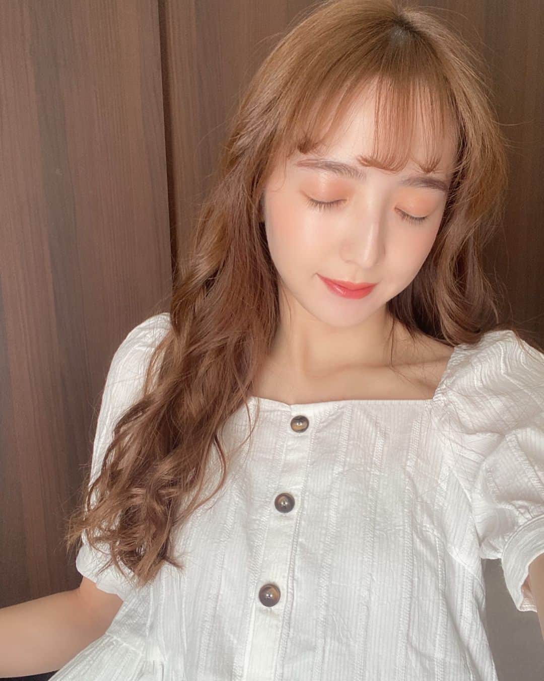 平木愛美のインスタグラム：「最近、チークもつけて、オレンジな春メイクがお気に入り🧡🍊🟠👩‍🦰 topsは、デコルテを綺麗に見せてくれて、ウエストをカバーしてくれる、これからssたくさん着ていきたい…💛 セレクトのお洋服のひとつです☺︎ . 皆さん恵方巻食べましたか？？豆まきしましたか？？おにはーそと！福はーうち！！！」