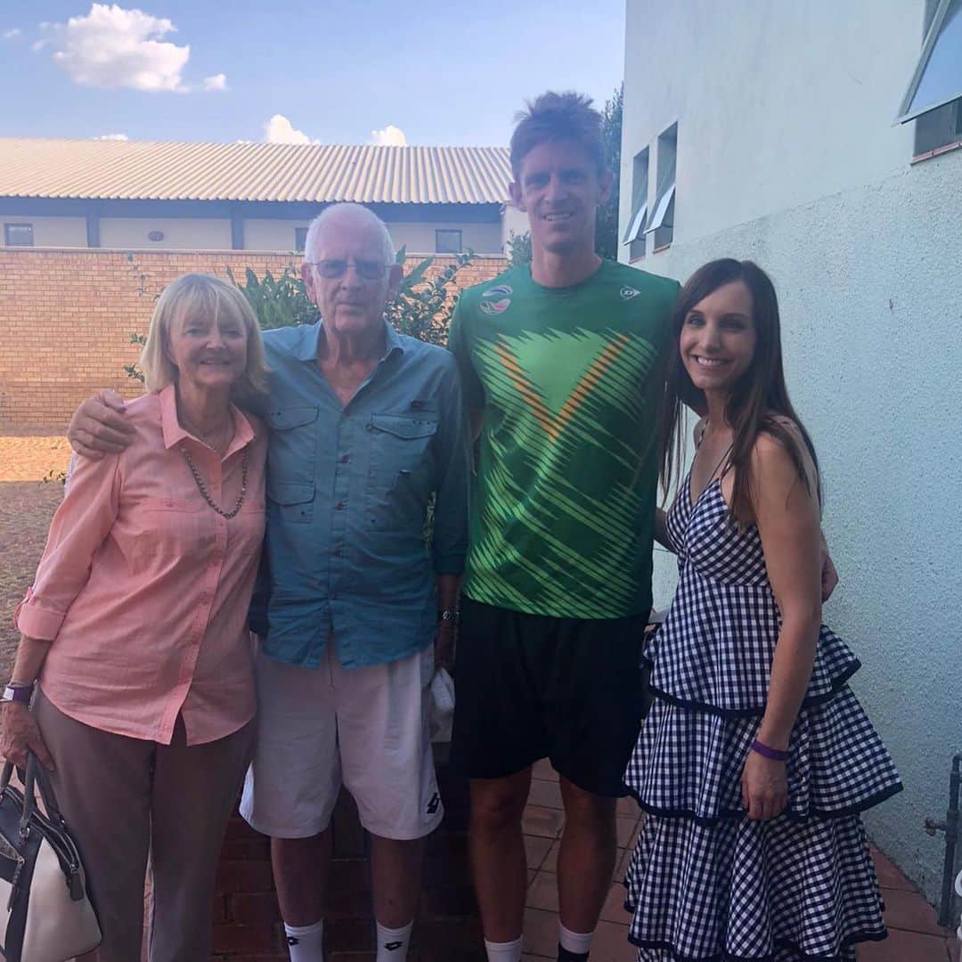 のインスタグラム：「It was a really great weekend at home, not just the tennis but being able to enjoy it with family - my parents and my cousins - and friends. 😊🇿🇦」