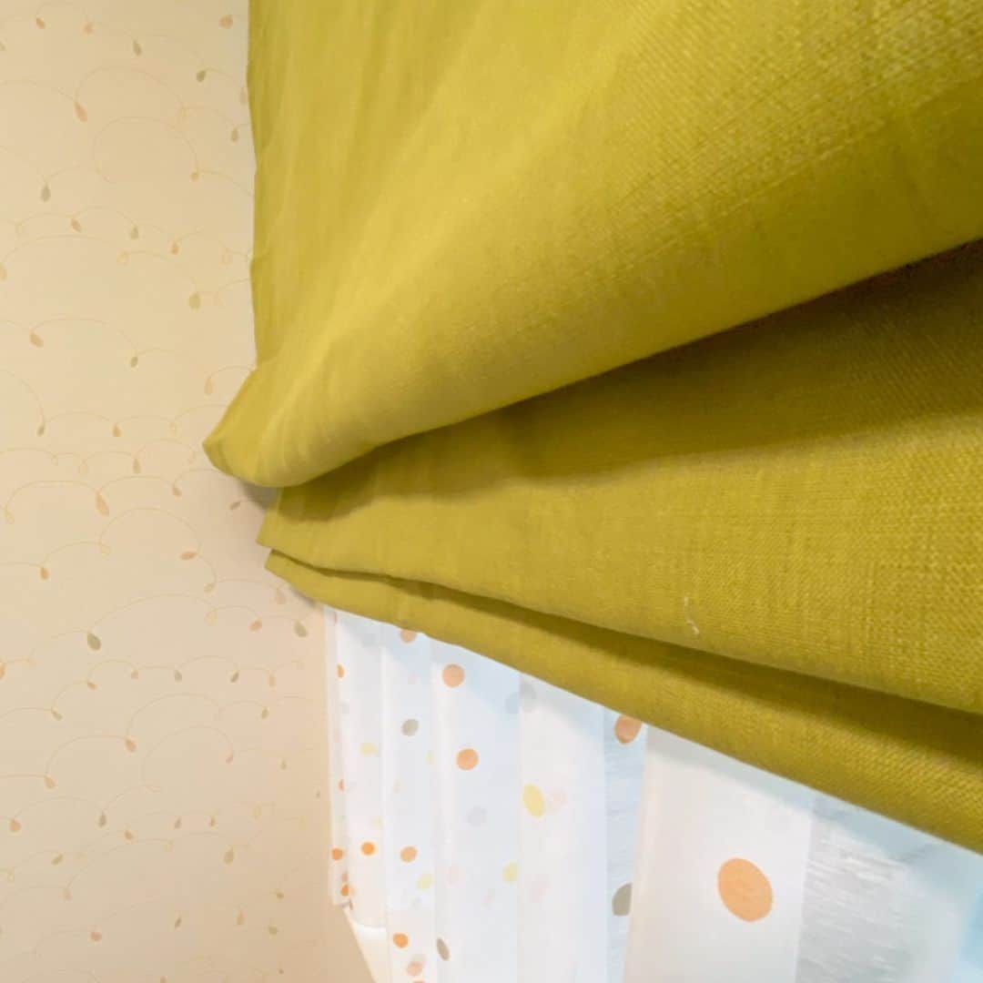 インテリアショップ メルサさんのインスタグラム写真 - (インテリアショップ メルサInstagram)「子供部屋のコーディネート。 オレンジ系の小さなドットが散りばめられた ポップで可愛いレースカーテンと お部屋側には イエローグリーンの無地の生地で プレーンシェードを。 ぱっと目を引く ビタミンカラーの組み合わせは 気持ちまで明るい気分にさせてくれますね！  #子供部屋 #キッズインテリア #子供部屋カーテン  #ドットレース #ビタミンカラー #インテリアコーディネート #Merusa #豊岡 #兵庫」2月3日 15時03分 - merusa_interior