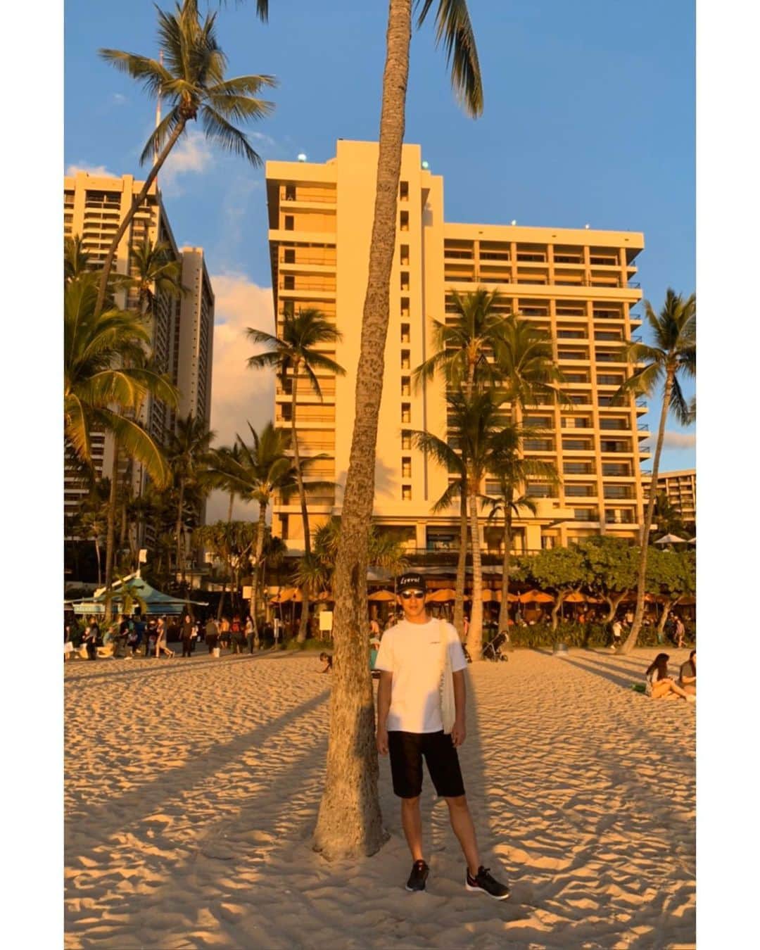 平中克幸さんのインスタグラム写真 - (平中克幸Instagram)「. なんの効果か分からないけど、今日は人生一に足長い。 . . 家族でハワイに来ました🌴 . . #家族旅行  #ハワイ #eyevol #サーフィン始めます #泳げないけど」2月3日 14時57分 - katsuyukihiranaka