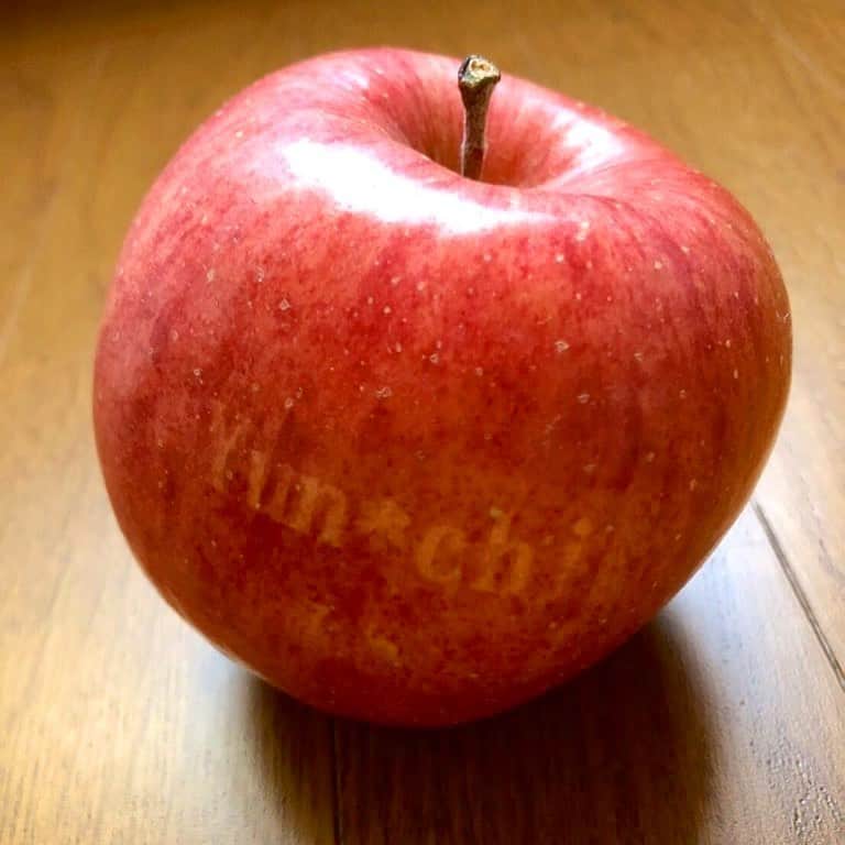 Yun chiのインスタグラム：「長野のYun*chi林檎🍎 . . フルーツ作ってる長野のファンの方がくれたやつ♩ すごいね！うれしいね！」