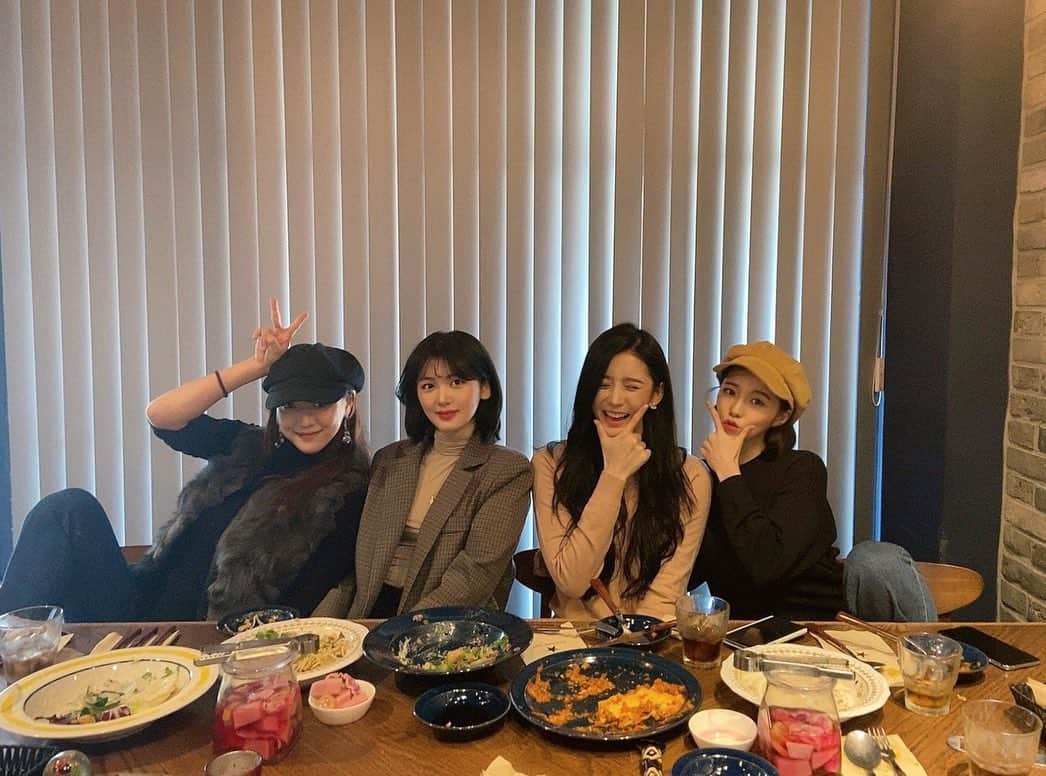 ソヨンのインスタグラム：「HV_day🤍 사랑해 많이!」