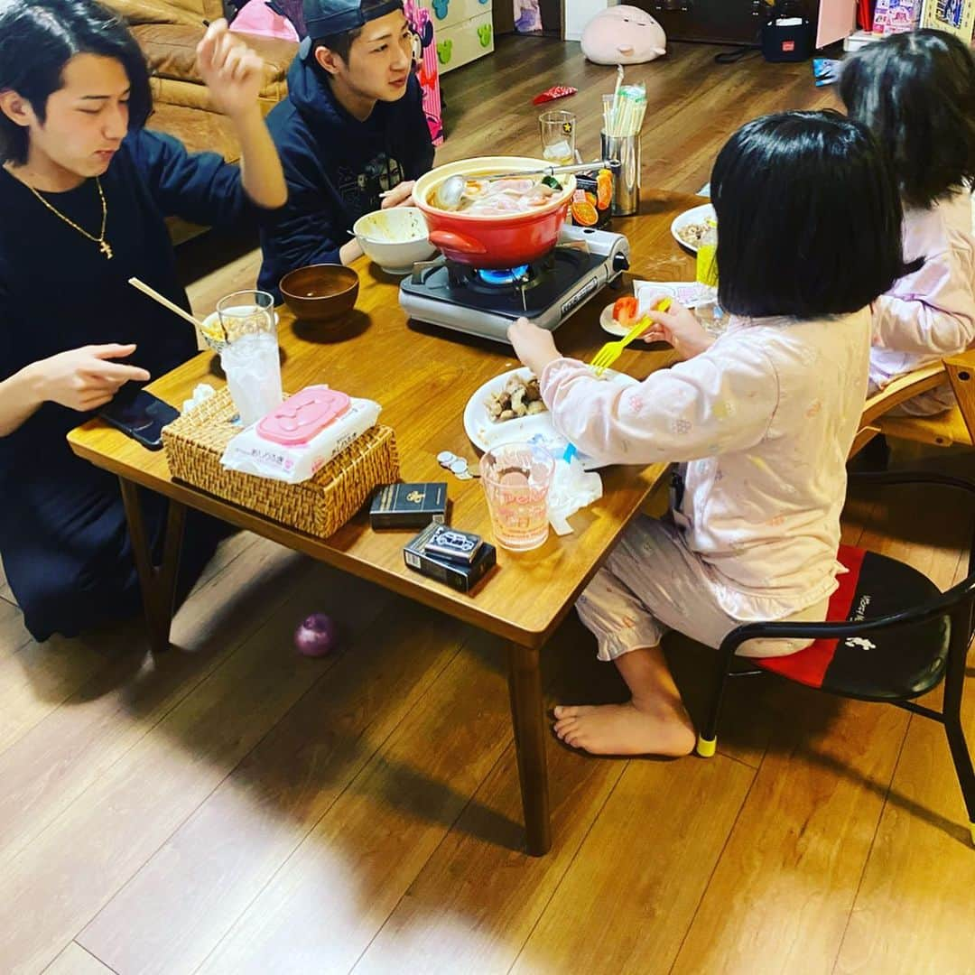 西山茉希さんのインスタグラム写真 - (西山茉希Instagram)「週末は、連日開店いたしました。  #金曜日に心の友ーズ #土曜日に銭湯の友親子 #日曜日に近所のブラザーズ （出張により長女欠席）  海外からおかえり。 お風呂からおかえり。 すぐそこからおかえり。  #おかえり #いらっしゃい #召し上がれ  当店のお支払いは体力です。 年齢の低い順に増し増しでいただきます。 性別により容赦無く消費させていただきます。 家のプライバシーのみ店主が諦めます。  #さんきゅす #ファムーズ  母さん絶景。 チビーズのゲラゲラ。 空中戦まで始まる結末。  #またいつでも #帰ってきんしゃいな 『歩いて15分以内に引越しました』 食に近づく行動力。 百満点。  #ギブアンドテイク #ラフアンドピース #幸あるある  さぁまた いってらっしゃい！！！ 見送る背中で気合を入れる。 その日の散らかりその日のうちに。  #🤣🤣🤣 来客中の散らかり具合は見逃してください候 m(_ _)m」2月3日 15時38分 - maki.nshiyama50