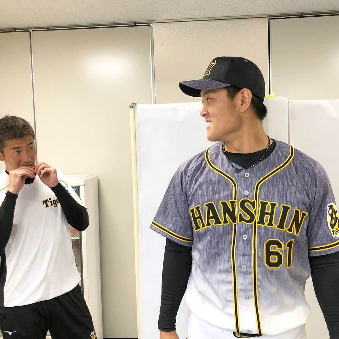 阪神タイガースさんのインスタグラム写真 - (阪神タイガースInstagram)「今日の投手1dayキャプテンは望月投手でした！撮影の横で何か食べながら見つめる先輩・能見投手^ ^ #望月惇志 選手 #1daycaptain  #能見篤史 選手 #見つめる先輩 #阪神タイガース #ちばりよータイガース」2月3日 15時44分 - hanshintigers_official