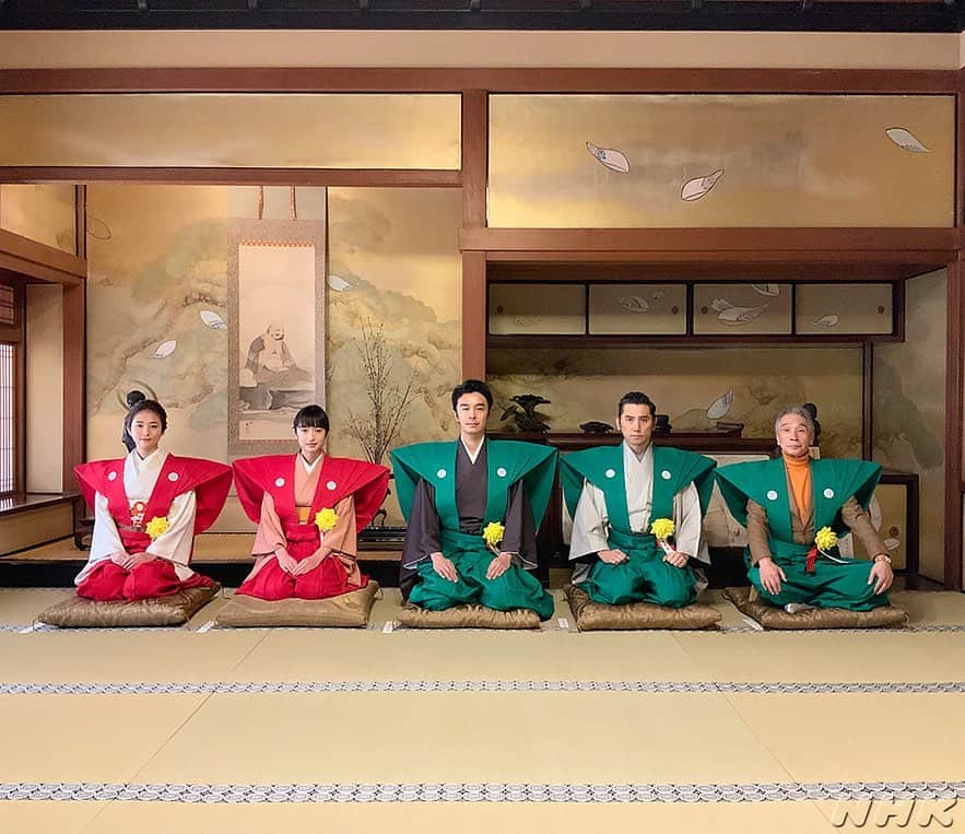 NHK 大河ドラマ「麒麟がくる」のインスタグラム：「みなさんこんにちは！第三回「美濃の国」、いかがでしたでしょうか。  今日は千葉県にある成田山新勝寺で毎年恒例の節分会がおこなわれ、「麒麟がくる」からは長谷川博己さん、門脇麦さん、木村文乃さん、堺正章さん、本木雅弘さんの5名が参加されました！ 朝からお集まりいただいたみなさん、ありがとうございました🙇‍♀️ （平日なのに本当にたくさんの方々にお越しいただきました…！） 語りを務められる市川海老蔵さんとの普段はなかなか見られないレアショット… 記念に、白鵬さんとも一緒にお写真を撮らせていただきました。  節分を機に季節は春にむかうとのことで、もっともっとあったかくなるのが待ち遠しいですね〜  #麒麟がくる #長谷川博己 #門脇麦 #木村文乃 #堺正章 #本木雅弘 #海老蔵さんありがとうございました！ #白鵬さんもありがとうございました！」