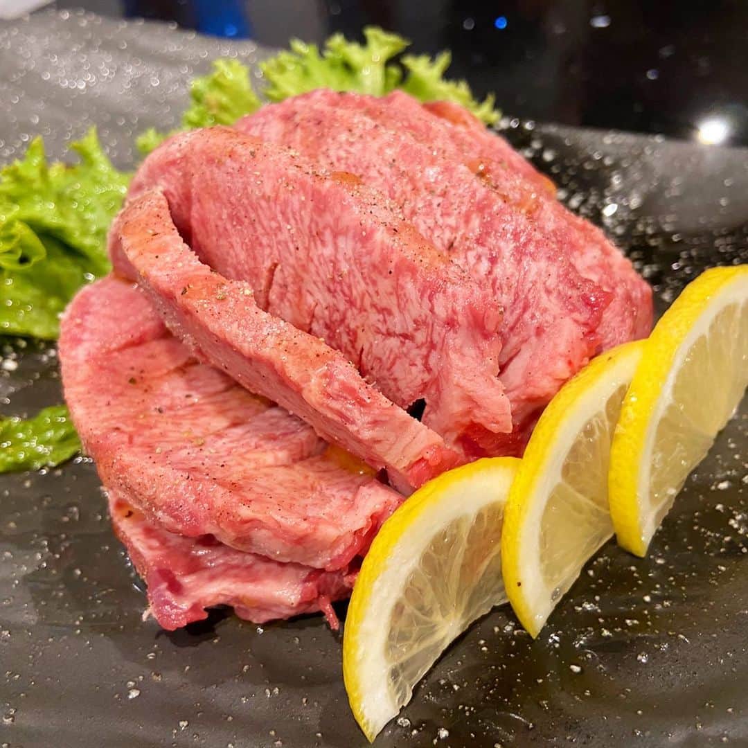 荒尾茉紀のインスタグラム：「帰国し………てません❗️part2。少し前までは日本からの輸入がストップしてたんだなぁと思うと嬉しい限り✨こっちに来る前は、きっと食が合わないから痩せられるはず🎵なんて思っていたけれど、無理無理、無理ダ🤪🤪🤪昨夜はニンニクも沢山いただき、今日はクラスメイトに迷惑をかけました😂💦 #sydney #japanesebbq #japanesefood #留学 #焼肉 #ダイエットは来年から🐷」