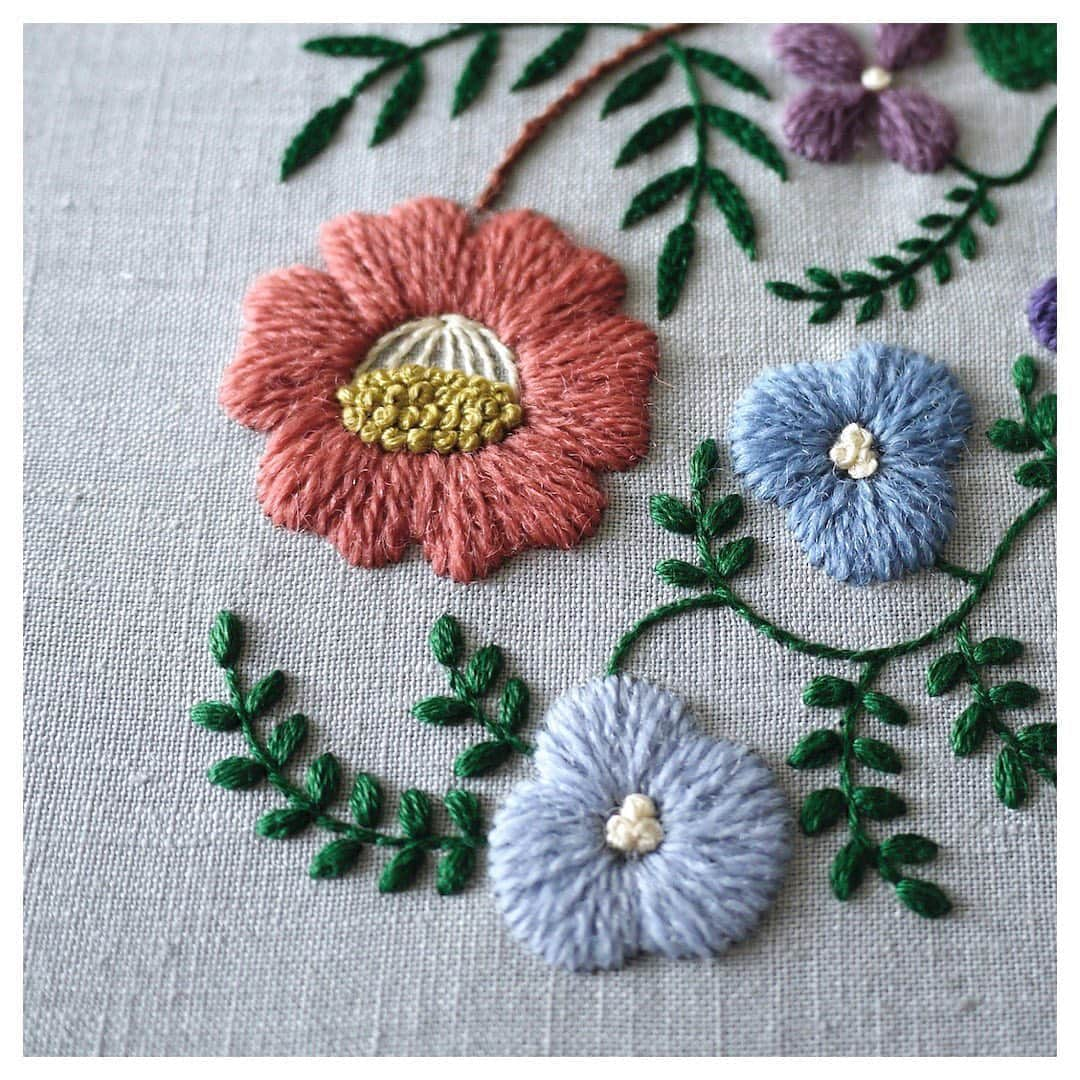 樋口愉美子さんのインスタグラム写真 - (樋口愉美子Instagram)「. 🧶Wool thread flower💐 . . #appletonwool #thread #yarn #woolyarn #woolthread #embroidery #bordar #broderie #bordado #stickerei #ricamo #вышивка #자수 #刺繍 #刺しゅう #needlework #stitching #handstitched #handembroidery #yumikohiguchi #樋口愉美子」2月3日 16時22分 - yumikohiguchi