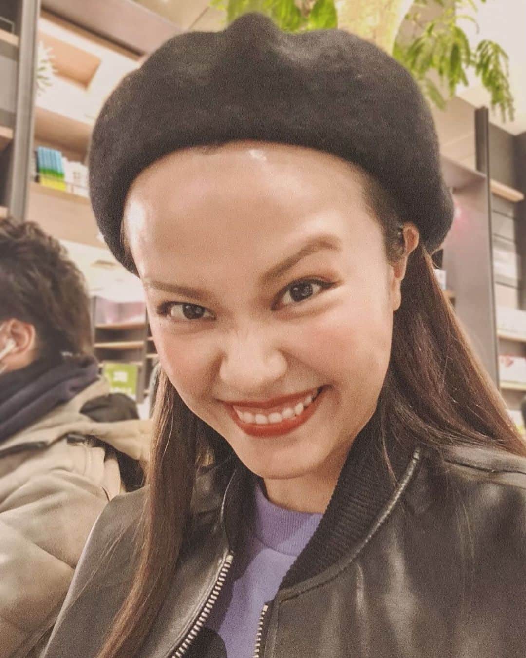 MiracleVellMagicのインスタグラム：「when i was in high school my friends used to tell me i looked like Chucky from child’s play. i thought so too. 高校の時、チャイルドプレイのチャッキーに似ているとよく言われていた。確かに似てるんだなこれが。🧑🏻‍🦰⚡️ . . #childsplay #chucky #chuckydoll #チャイルドプレイ #チャッキー #見知らぬお兄さんの後頭部とのツーショット #すみませぬ」