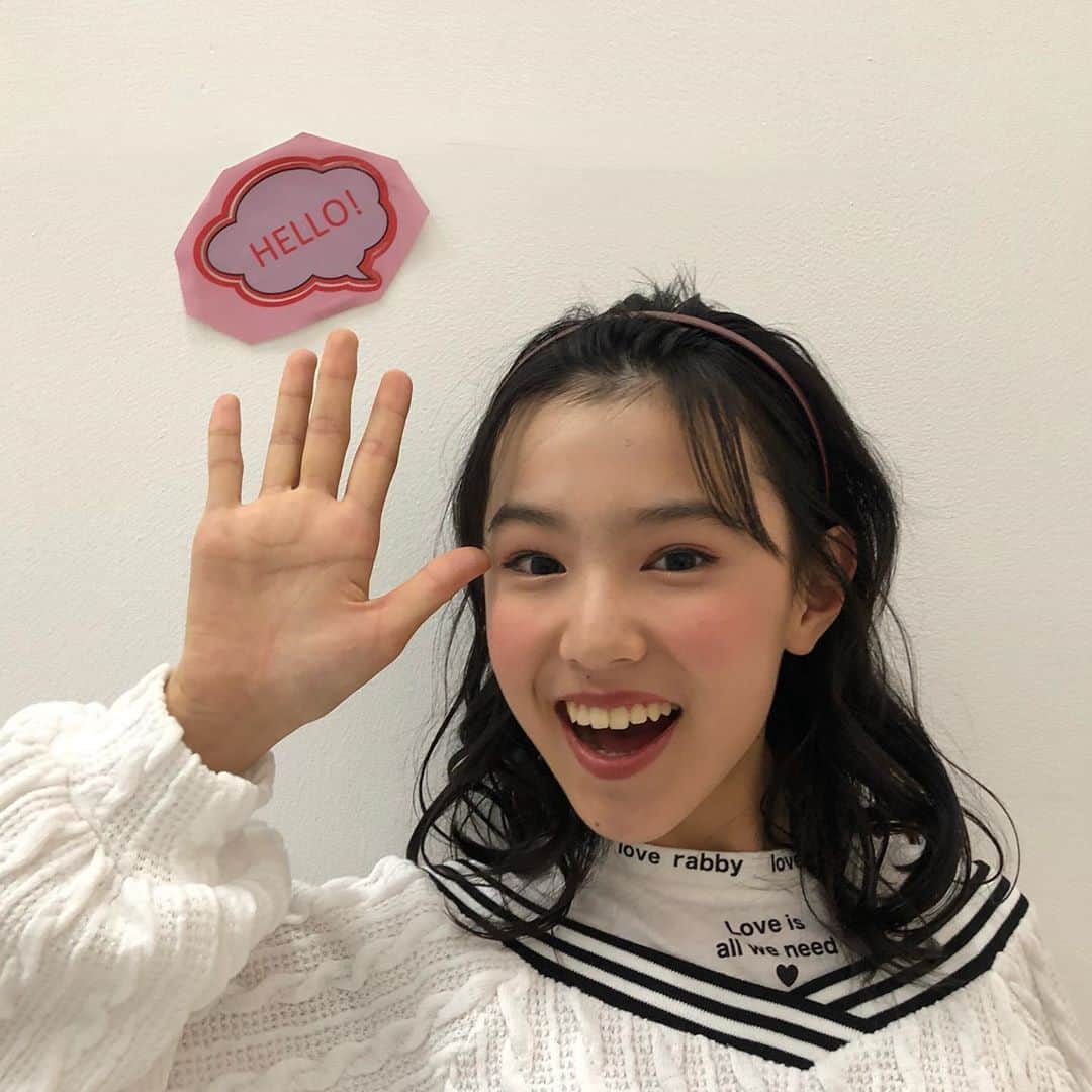 ニコ☆プチのインスタグラム：「壁にペタペタされた素材で遊ぶ もんちゃん＆えっちゃん😉  #ニコプチ #プチモ #森﨑美月 #石山えこ」