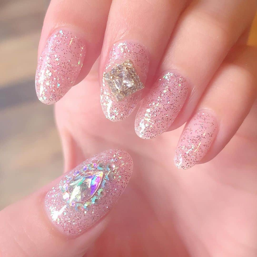 桜咲乃愛さんのインスタグラム写真 - (桜咲乃愛Instagram)「@nailsalon_canvas でnailしてきたー💅🏼💕✨ キラキラとストーン💎✨ いつもみたいに色たくさん使わない変わりに、ラメをたくさん混ぜてめっちゃかわいいラメ作ってもらった〜🥰💓💓💓✨ ピンク、ピンクゴールド、アプリコット、シルバー、オーロラ、クリアを混ぜたよ💎💕✨ 可愛すぎる❤ 帰りに大好きな @teastand7 に寄って @harajyukubatakekimimama とお話した🥰💓🍀 リフレッシュ🌿  #ラメネイル#ラメネイルジェルネイル #ジェルネイル#ニューネイル#newnail #バレンタインネイル #ティースタンドナナ #北参道」2月3日 16時24分 - noasama1101