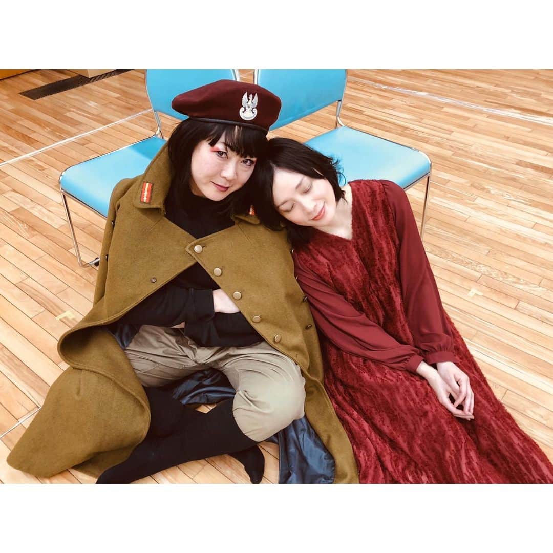 竹中友紀子のインスタグラム：「#狼少年  ついに小屋入り。 胸を張って、これぞ狼少年‼️と言える作品となっております！ 狼少年ファンの方はもちろん、初めての方にもぜひ観ていただきたい^ ^ チケットはプロフィールURLにてご購入いただけます。 画像は稽古場にて。 総統役のエイミーと軍曹役の私。 2月5〜9日＠小劇場B1にてお待ちしています♪」