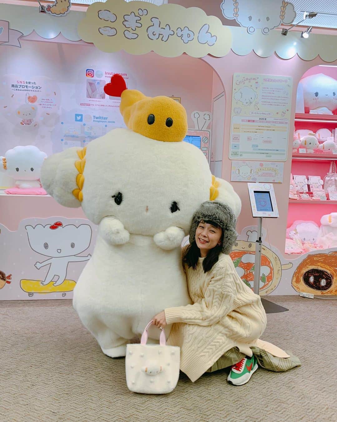 山野ゆりのインスタグラム：「大好きなこぎみゅんとやっと会えた💜😭去年の夏に現場で編集さんに「小麦粉の妖精知ってる？こぎみゅん。サンリオのキャラクターなんだけど、パンと親和性あるしめっちゃ可愛いから山野さんに是非オススメ！粉可愛いよ！」と、教えてもらってから大ファンになったこぎみゅん💜🥺 グッズも沢山持ってるし、いつか会いたいなぁと思っていたら、今日サンリオさんの展示会にご招待していだだき念願のこぎみゅんとの初対面が叶いました😭💜 ああ嬉しい🥺😭可愛すぎて汗いっぱいかきました🥺💜 2枚目は3月から発売される新しいグッズの腹巻を持ってる誇らしげなこぎみゅん。3枚目は後ろ姿が愛しい捌けていくこぎみゅん。4枚目は自分のステッカーを持っている接写こぎみゅん。どのシーンも可愛くて可愛くて🥺💜こぎみゅんの可愛さがみんなにも届くと良いな🥺  #こぎみゅん#サンリオ#粉可愛い#小麦#パン#幸せ」