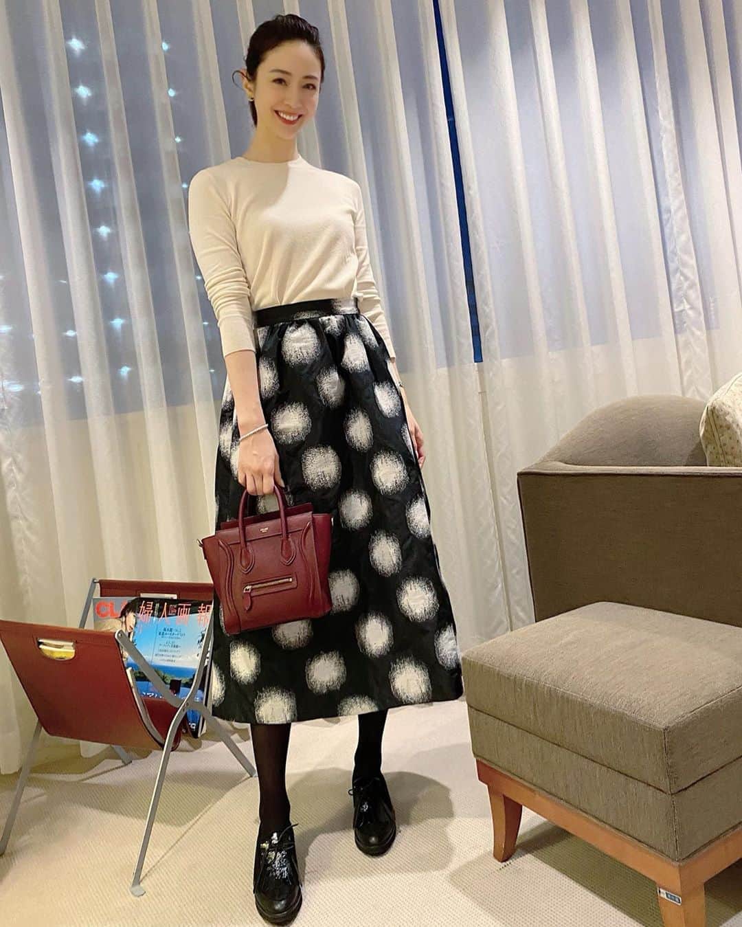 白田久子さんのインスタグラム写真 - (白田久子Instagram)「🐼 ハリ感のあるスカートはシワにもなりにくく、着るとふんわりしたライン🖤 数年ぶりにラゲージ購入。やはり使いやすい可愛い🎼 #ootd  #ママコーデ #スタンニングルアー #マーロンエノンフィ  #セリーヌ #年子ママ」2月3日 16時29分 - hisako_shirata