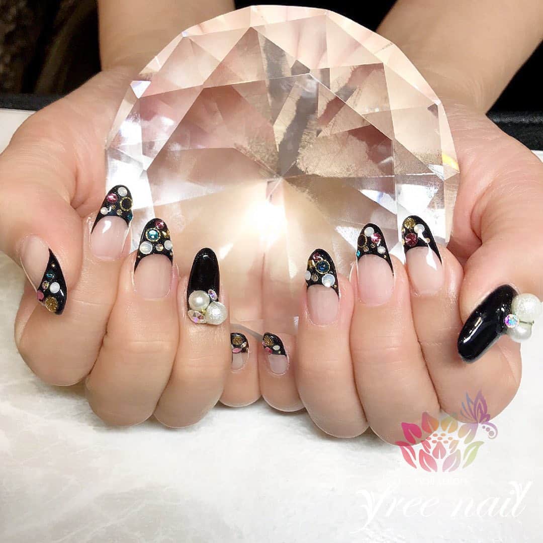 free nail フリーネイルのインスタグラム：「. お客様ネイル💅🏻⛄️✨ . デザインフレンチ🖤 . 色とりどりのストーンが宝石のよう💎✨ . ご来店ありがとうございました🙇🏻‍♀️🙇🏻‍♀️🙇🏻‍♀️💗 . #ネイルアート #ジェルネイル #ネイルサロン #大阪ネイルサロン #ネイルデザイン #ネイルチェンジ #フレンチネイル #デザインフレンチ #ストーンネイル #ビジューネイル #ブラックネイル #クリアネイル #デザインネイル #トレンドネイル #シンプルネイル #大人ネイル #冬ネイル #winternails #nailsart #nailsdid #美甲 #日式美甲 #日式美甲胶 #日本美甲师 #日本美甲老师 #美甲上课 #日本胶 #フリーネイル #freenail」