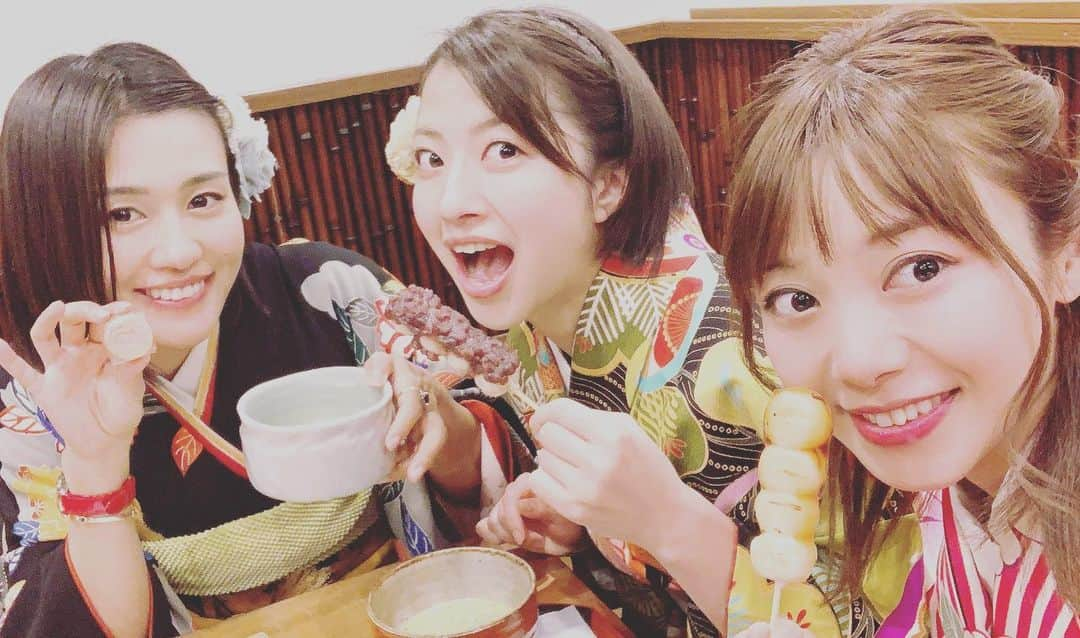 長谷部優さんのインスタグラム写真 - (長谷部優Instagram)「浅草に行ったのは このお二人とー🙌  新年ということでお着物で👘 着物のセンスが3人とも派手^ ^笑  凶をひく確率が高いと言われている浅草寺にて^ ^ おみくじの結果は 私以外の2人は凶😳 やっぱり出たっ‼︎ でもしっかり結びつければ凶も吉に変わると言う噂も✨ 何をひくかより内容も大事ですもんね^ ^  しっかりお参りした後は 映えスポットへ！！📷 お団子も食べて大満足^ ^  一月の浅草は いつも以上に活気があってワクワクしました^ ^ 楽しかったな〜☺︎☺︎ そしてお二人から結婚祝いを頂きました^ ^ いくら入ってるか分からないというスタバカード笑😳と ボディーオイル‼︎ さっそくこのオイル使わせて貰いましたが、、 香りがめちゃくちゃ好み💕 この季節はオイルに限りますね^ ^ リピート買いしそう^ ^ 2人ともありがとう😊 これからもよろしくね❣️ また共演もしたい（╹◡╹） #おみくじ #秋吉織栄 #齋藤はるか #お団子 #着物」2月3日 16時50分 - yuuhasebe