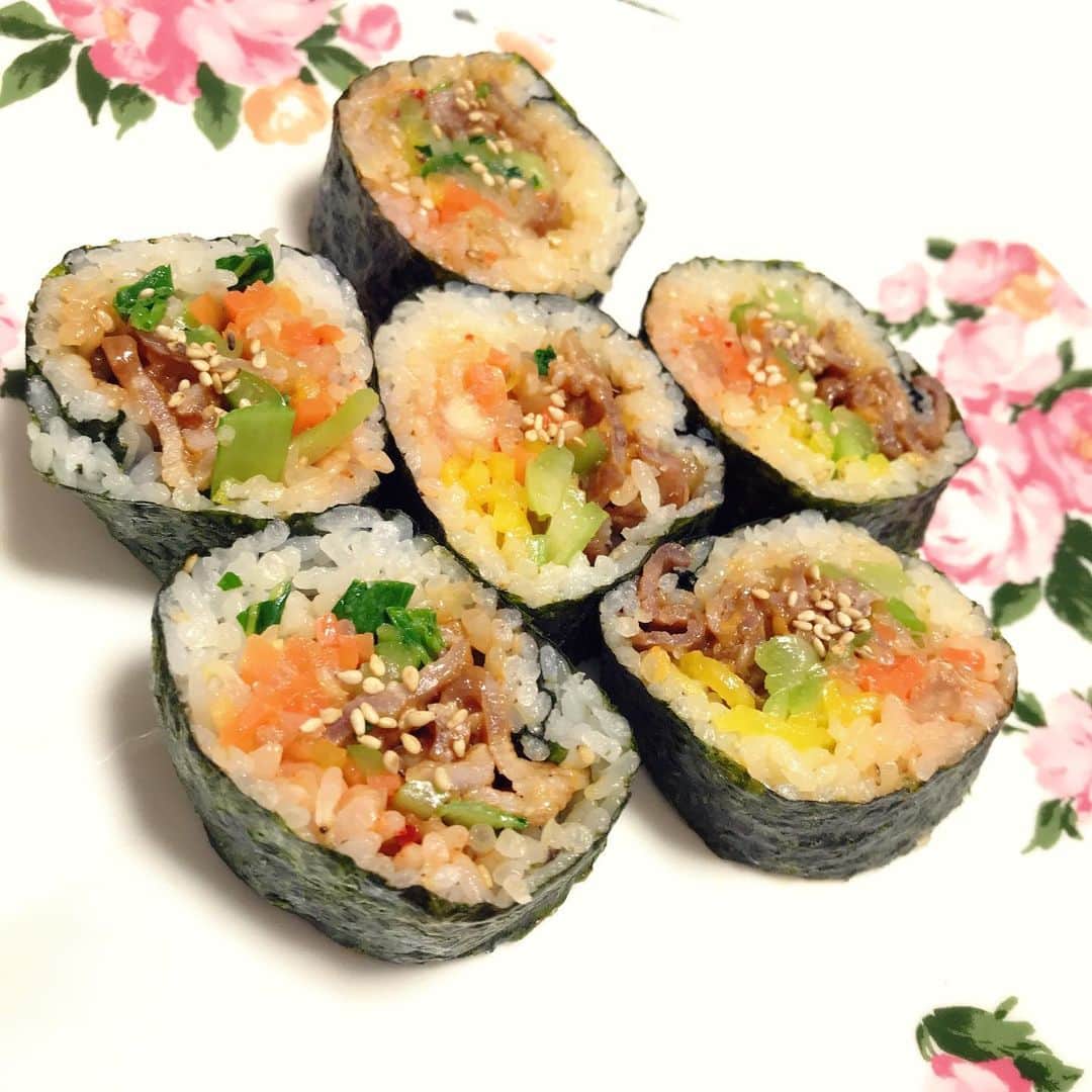 のインスタグラム：「本日は節分👹 . 私は毎年恵方巻を必ず食べるのですが、今年は妹のリクエストでキンパ恵方巻を作りました 具材はイレギュラーだと思うけど、なんとか色合いはカラフルに❤️💛💚🤎🧡 あんまりにも美味しく出来たもんだから3合炊いたお米を全て巻きました。 . 今年の節分は長くなりそうです😏 皆様は恵方巻食べましたか？ . #恵方巻き #いそはらんち #節分 #西南西」
