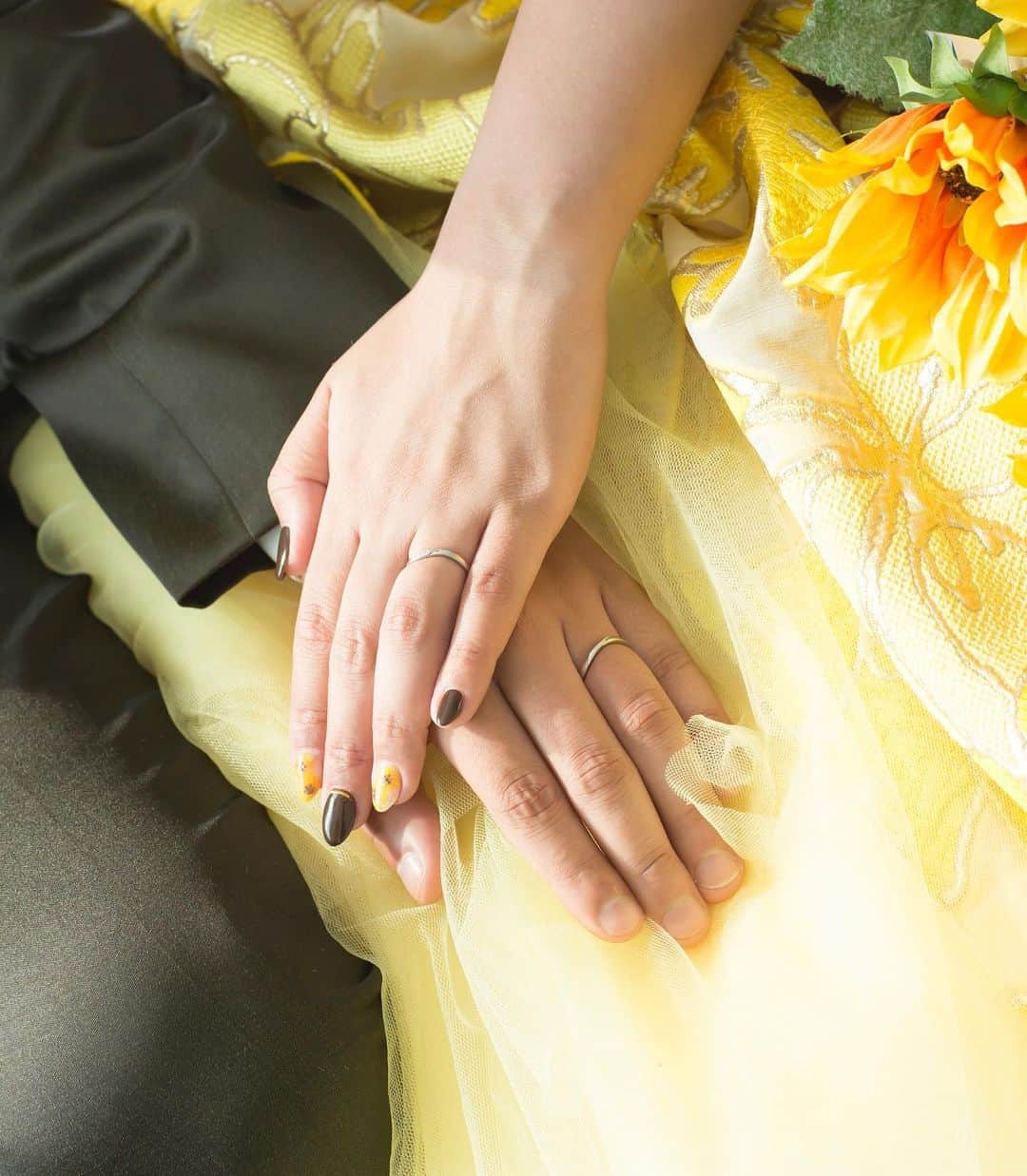 スマ婚/オフィシャルアカウントさんのインスタグラム写真 - (スマ婚/オフィシャルアカウントInstagram)「@smakon_official . ゲストの視線を一身に集めるイエローのドレス♡ スマ婚では、ドレスやアイテムの持ち込み自由◎ 豊富な衣装の中から 運命の一着をお探しいただけます＊ お二人の理想を叶えるお手伝いを* . 【カテゴリ】#ホテルウェディング 【エリア】#大阪 【会場】#ヒルトン大阪 ------------------------ スマ婚で結婚式を挙げられた方は…﻿ 【 #スマ婚 】のハッシュタグをつけて とっておきのwedding photoをpost♡ アカウント内でご紹介するかも♪ ------------------------ ＼スマートな結婚式を実現／ 結婚式をハイクオリティで そしてリーズナブルに✴ お問い合わせはTOPから* >>>@smakon_official ------------------------ #スマ婚 #結婚式 #プレ花嫁 #式場探し #式場迷子 #ブライダル #結婚式準備 #スマ婚レポ #卒花嫁レポ #披露宴演出 #結婚式場迷子 #結婚式準備レポ #ig_wedding #ウェディングフォト #プラコレ #ウェディングニュース #プレ花嫁さんと繋がりたい #全国の花嫁さんと繋がりたい #2019冬婚 #2020春婚 #大阪花嫁 #関西花嫁 #イエロードレス #カラードレス #ひまわりブーケ #ブートニア」2月3日 16時57分 - smakon_official