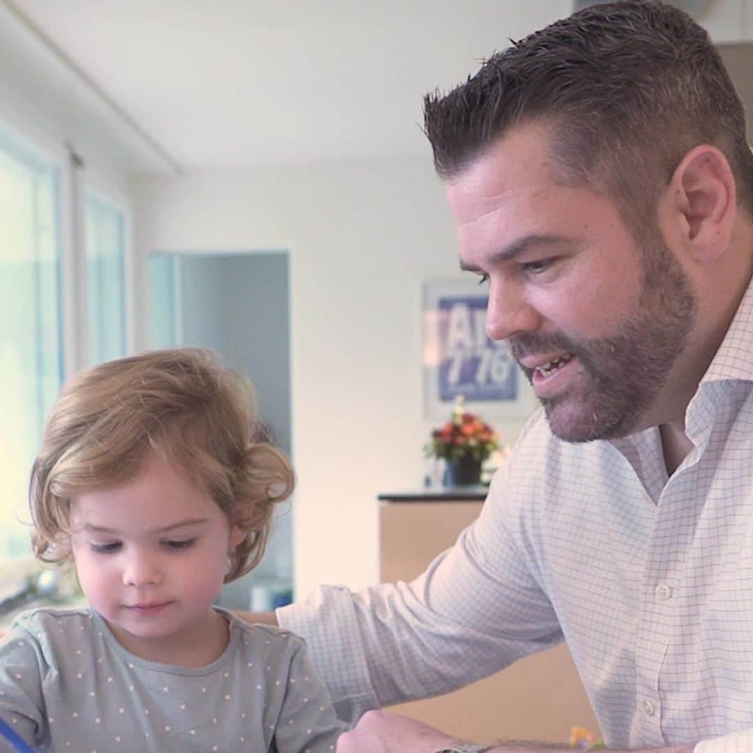 ノバルティスのインスタグラム：「Last year we continued to change the way we work to unleash the power of our people and help fulfill our company purpose. We focused on creating a work environment where our associates are encouraged to feel inspired, curious and unbossed to attain their personal and professional ambitions.  To support this cultural transformation, we have introduced a number of initiatives including a global minimum 14 week paid parental leave policy - starting from 2019, parents like Michael in Switzerland have the opportunity to be present during the precious first months of their child’s life. Click the link in our Bio to learn more.」