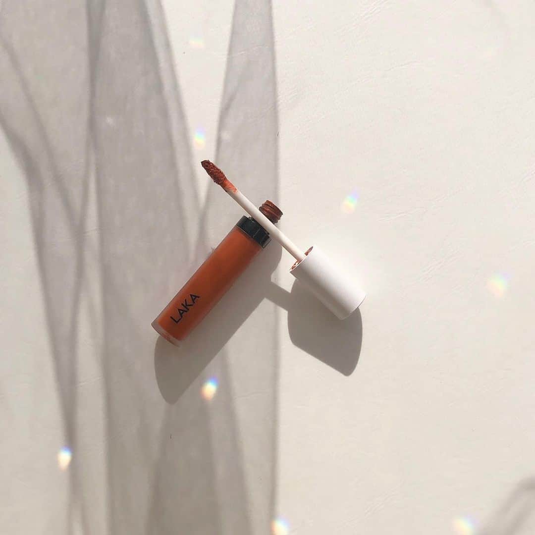 ハルハルさんのインスタグラム写真 - (ハルハルInstagram)「シワのない綺麗な唇に・・♡クリーミーなLAKAのオレンジリップ💄﻿ ﻿ ﻿ ﻿ あんにょーん♡﻿ ハルハル編集部のKanaです🐰﻿ ﻿ ﻿ ﻿ 今回は﻿ 私が使っているLAKAのリップを紹介するよ！﻿ ﻿ ﻿ 《LAKA　SMOOTH　MATTE LIPTINT　[TESS]》﻿ ﻿ ﻿ ■カラー﻿ ﻿ The深みオレンジ！﻿ 顔全体の印象が柔らかくなるよ☁﻿ イエベ春の私の肌にすごく馴染むカラーです◎﻿ ﻿ ﻿ ■塗った感想﻿ ﻿ マットリップでテクスチャーが本当にふわふわ♡スルスル！﻿ 発色もよくて伸びもよくて密着してくれてる感があるよ◎﻿ クリーミーなのでマットリップが苦手な方にもおススメです！﻿ シワのない綺麗な唇になれます🌷﻿ ﻿ ﻿ ﻿ ■価格﻿ ﻿ 15,000ウォン(約1,500円)﻿ ﻿ ﻿ 是非参考にしてね🐰﻿ ﻿ ﻿ DMでのお返事はなかなかできないので、質問などはコメントからお願いします！﻿ たくさんのコメント待ってるね～🍒﻿ ﻿ ﻿ ﻿ ﻿ --------------------------------﻿ ﻿ #ハルスタ や #ハルハル をタグ付けしていただくと、﻿ ハルハルの記事やInstagramに投稿させていただく場合がございます﻿ ﻿ #하루스타 #하루하루 를 태그 하시면﻿ 하루하루의 기사와 인스타그램에서 사용할 가능성이 있습니다﻿ ﻿ --------------------------------﻿ ﻿ #深みオレンジ #リップ #オレンジリップ #マットリップ　#laka #イエベ #韓国 #韓国メイク #メイク #レビュー #コスメレビュー #押しコスメ #韓国好きな人と繋がりたい #メイク好きな人と繋がりたい #립 #빨강립」2月3日 17時00分 - haruharu_furyu