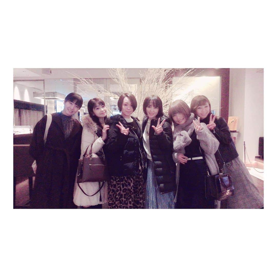 水野愛日さんのインスタグラム写真 - (水野愛日Instagram)「先日、とっても楽しいランチ会に参加してきました！ メンバーは昨年末の朗読劇｢ #あなたの名前を呼んだ日 ｣の女性陣‪⸜(*ˊᵕˋ*)⸝‬全員揃いました！  稽古や、本番期間中の楽屋がとっても楽しかったので、ひたすらランチしておしゃべりしたら最高だろうなー(*ˊᵕˋ )と、めちゃくちゃ楽しみにしていたら、まさにその通りでした！！笑笑  美味しいもの食べながら更に美味しいものの話をして(笑)あとは、美容、健康、恋愛観……などなど、ほとんど仕事系の話はせず笑、 年代を越えて、｢女子会！！｣って感じの話題で3時間ほど盛り上がりました！  こーゆう時間、ほんとに癒し♡  また集まりたいね！ってなったので楽しみです！  それにしても、銀座で1000円ランチブッフェって凄くないですか！？時間も無制限なの！！ 私と河原木志穂ちゃんは一緒に来るの二回目で、前回はトマトフェア、今回はチーズフェアで、大好物つづき‪⸜(*ˊᵕˋ*)⸝‬ (お料理やドリンク取ってくるのと、食べるのとおしゃべりで忙しく、料理の写真一枚も撮ってませんでした……) 男性1人のお客さんもいるのが納得な程のコスパです！  私も1人でもこっそり行こうかな……笑  #女子会 #女子会ランチ #銀座ランチ #バグースプレイス #バグースプレイス銀座  #永島由子 さん #河原木志穂 ちゃん #内田莉紗 ちゃん #古川由利奈  ちゃん #朝原弘菜 ちゃん  #水野愛日」2月3日 17時00分 - mizunomanabi