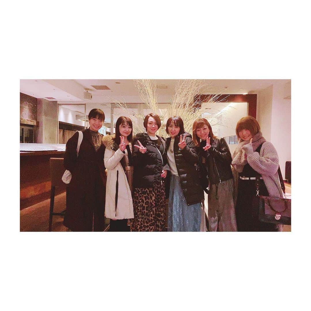 水野愛日さんのインスタグラム写真 - (水野愛日Instagram)「先日、とっても楽しいランチ会に参加してきました！ メンバーは昨年末の朗読劇｢ #あなたの名前を呼んだ日 ｣の女性陣‪⸜(*ˊᵕˋ*)⸝‬全員揃いました！  稽古や、本番期間中の楽屋がとっても楽しかったので、ひたすらランチしておしゃべりしたら最高だろうなー(*ˊᵕˋ )と、めちゃくちゃ楽しみにしていたら、まさにその通りでした！！笑笑  美味しいもの食べながら更に美味しいものの話をして(笑)あとは、美容、健康、恋愛観……などなど、ほとんど仕事系の話はせず笑、 年代を越えて、｢女子会！！｣って感じの話題で3時間ほど盛り上がりました！  こーゆう時間、ほんとに癒し♡  また集まりたいね！ってなったので楽しみです！  それにしても、銀座で1000円ランチブッフェって凄くないですか！？時間も無制限なの！！ 私と河原木志穂ちゃんは一緒に来るの二回目で、前回はトマトフェア、今回はチーズフェアで、大好物つづき‪⸜(*ˊᵕˋ*)⸝‬ (お料理やドリンク取ってくるのと、食べるのとおしゃべりで忙しく、料理の写真一枚も撮ってませんでした……) 男性1人のお客さんもいるのが納得な程のコスパです！  私も1人でもこっそり行こうかな……笑  #女子会 #女子会ランチ #銀座ランチ #バグースプレイス #バグースプレイス銀座  #永島由子 さん #河原木志穂 ちゃん #内田莉紗 ちゃん #古川由利奈  ちゃん #朝原弘菜 ちゃん  #水野愛日」2月3日 17時00分 - mizunomanabi