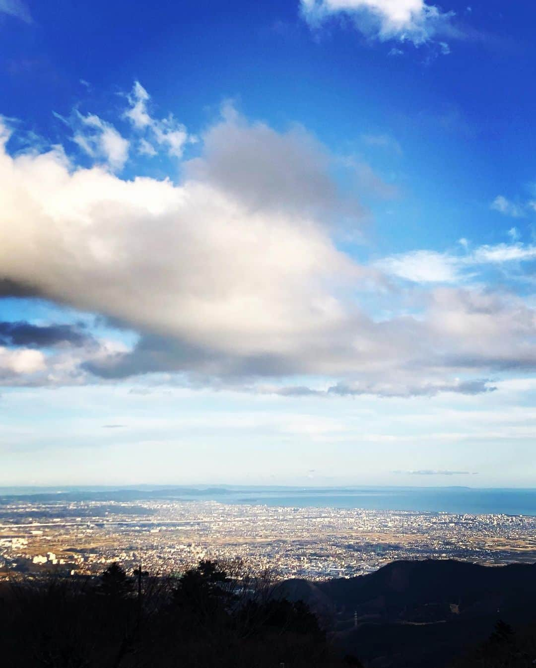 SHOCK EYEさんのインスタグラム写真 - (SHOCK EYEInstagram)「日本遺産にもなっている大山詣り。 ずっと行きたかった関東総鎮護、大山阿夫利神社に行ってきたよ⛩✨✨ 今回は大山の山頂の本社（行くには軽く登山💦）には、さすがに行けないので、下社のみだったけれど、それでも足がパンパンになるくらいの参道と階段、そしてケーブルカーまで乗って、やっと辿りついたそこは、本当に素晴らしい場所だったよ✨✨ 海抜696m、日本遺産になっている景観と立派な社殿。 そして、その後ろにそびえるは霊山、大山⛰ 富士山の神、木花咲耶姫のお父さん、つまりこの前行った霧島神宮の義父にあたる神様が祀られているので、富士浅間神社と合わせて参拝すると、尚良いとも聞いていたので、良い流れで来ることができて本当嬉しかった😊✨ （オタクかっw） 次こそはトレッキングシューズ履いて、1251mにある本社に行くぞー😆✨ #神社 #大山阿夫利神社 #伊勢原 #神奈川県 #大山詣り #日本遺産 #shintoshrine #shinto #jinja #oyamaafurishrine #ooyamaafurishrine #japanguide」2月3日 17時01分 - shockeye_official