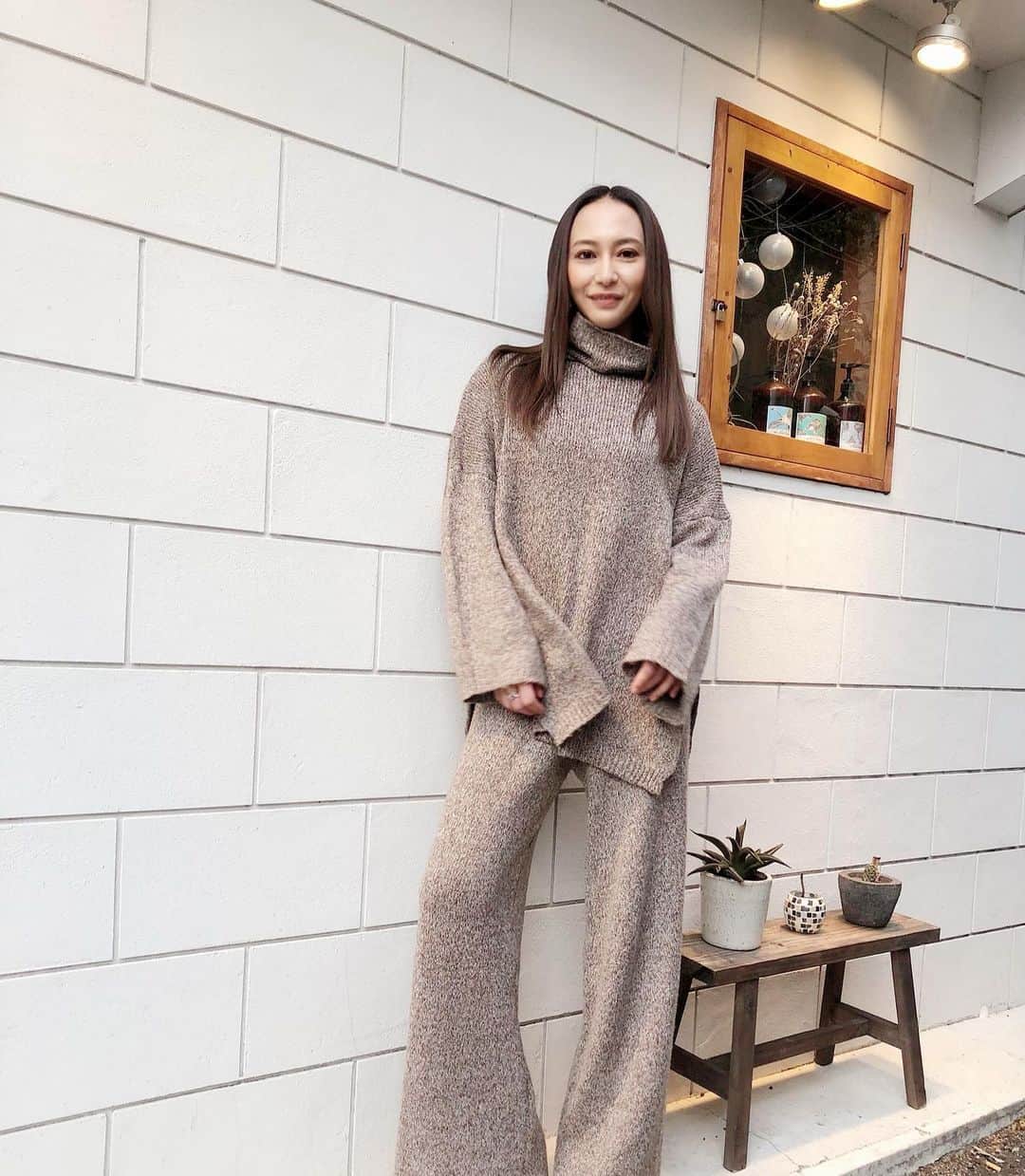 のインスタグラム：「毎日快晴でキモチーーー❤️ _ 実は普段あまり着ないブラウン系🧐 最近シックリ。 _ #tokyo #lifeisbeautiful #haircare」