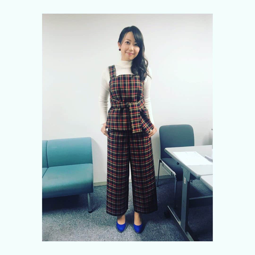 須黒清華のインスタグラム：「すーっかり告知を忘れておりました…😱 先週と先々週のアド街ック天国の衣装です👗 遅すぎでごめんなさい…💦 . 「冬の大洗」衣装は#euclaid 「五反田」は水色のワンピースで✨ . どちらも魅力的なお店がいっぱいで、すぐ行きたくなりました😍✨ . 今週のアド街は新横浜です🚅 #アド街ック天国 #アド街 #大洗 #ガルパン #あんこう鍋 #五反田 #五反田グルメ #town #restaurant #tasty #food」