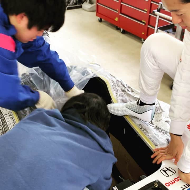 山本尚貴のインスタグラム：「シートフィッティング💺 Seat fitting💺 . . . #sformula  #docomoteamdandelionracing  #シート合わせ #seatfitting  #一応狙い通りには出来た👍 #けど走り出すとまたイメージが変わる #いいシートでありますように✨ #メカさんありがとうございました😊」