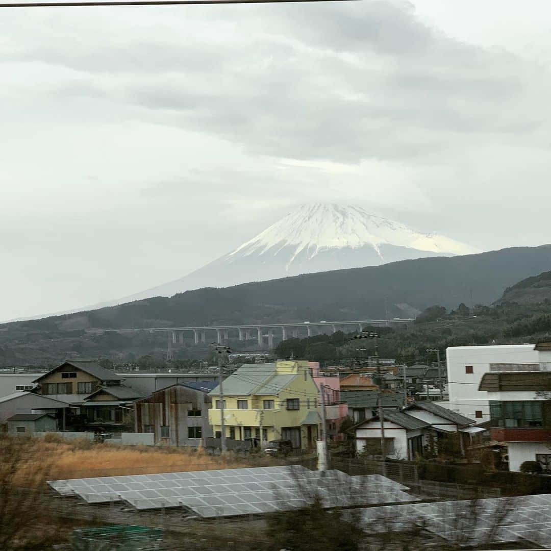 入江悠さんのインスタグラム写真 - (入江悠Instagram)「新幹線からの富士山。 『AI崩壊』ランキング１位の報にむせび泣きながら、大阪へ。 これからオリジナル脚本の映画が実現しやすくなるといいなぁ。」2月3日 17時25分 - u_irie