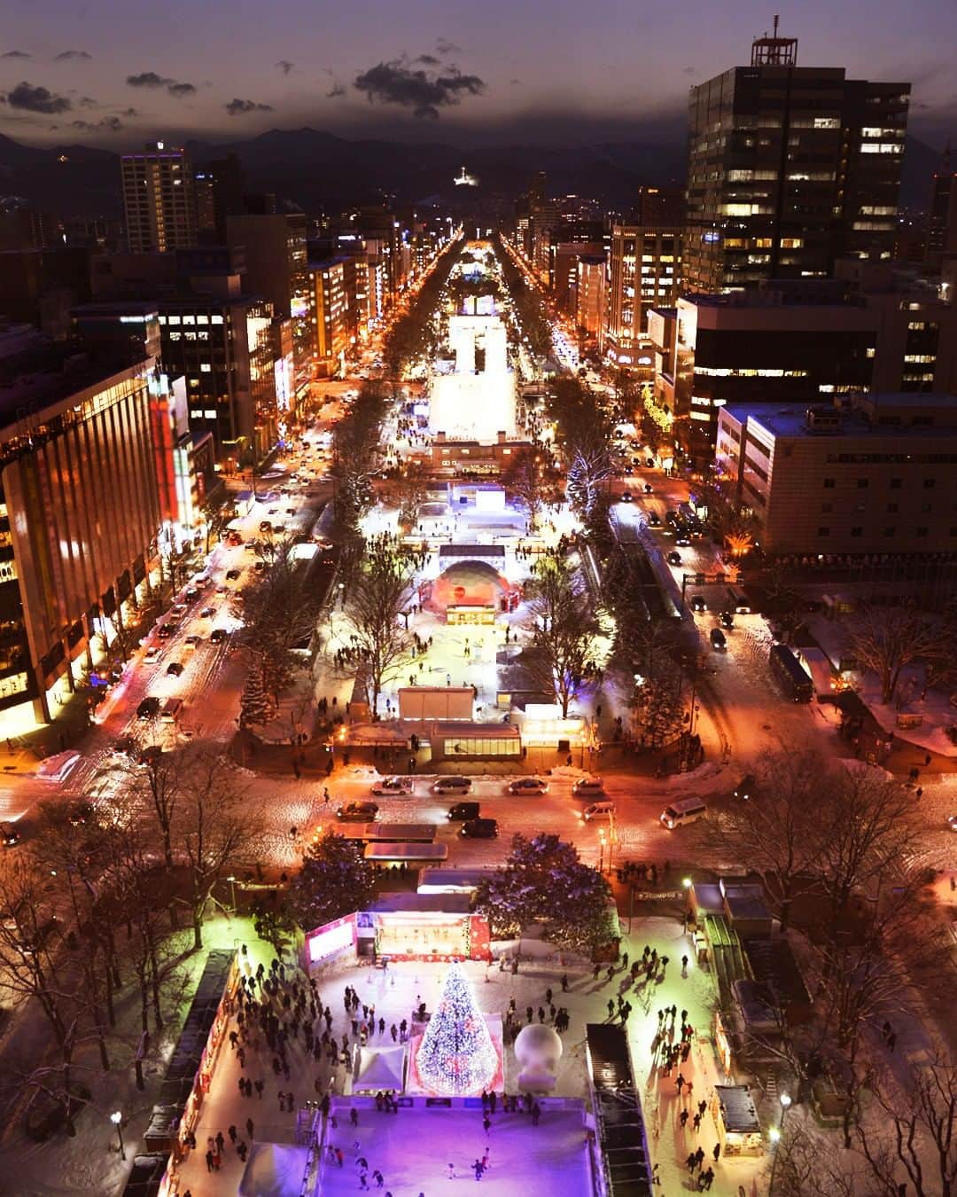 のインスタグラム：「. How about enjoying the Sapporo Snow Festival from a different perspective? From Above. #TogetherThisFebruary  #さっぽろ雪まつり の一味違う楽しみ方⛄️ いつもとは違う目線で💡 . . Post your memories with #FlyJAL  #JapanAirlines  #japan #hokkaido #sapporosnowfestival #heartwarming」