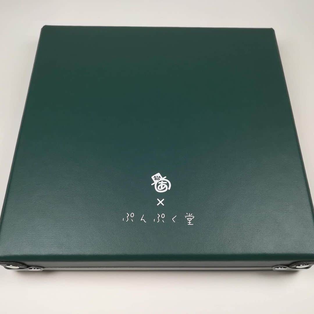 手紙社さんのインスタグラム写真 - (手紙社Instagram)「【「紙博 in 仙台」まであと47日！】 毎日1組ずつ出展者が順番に登場して、開催までのカウントダウンをしていく紙博アドベントカレンダー。本日カウントダウンを担当してくれるのは、ぷんぷく堂さん！　東北のみなさんへのメッセージも届いておりますので、ぜひチェックしてみてくださいね ↓ - - - - - 夜の文具店と文具メーカーのぷんぷく堂です。仙台初上陸で今からドキドキワクワクしています。紙が好きなユーザーさんに喜んでいただける、そんな紙文具をたくさんお持ちします。気軽に声かけていただけると嬉しいです。 . ▶︎「紙博 in 仙台」の公式サイトは「@kamihaku2020」のリンクへ . ▶︎紙博アドベントカレンダーはこちら「@kamihaku_advent_calendar」 . ▶︎Instagramでハッシュタグ「#紙博in仙台まであと47日」をつけてリポスト、もしくは、紙博出展者の気になるアイテムの画像と一緒に投稿していただいた方の中から、毎日1名様にささやかなプレゼントを進呈中！ （選ばれた方にはメッセージをお送りし、開催当日会場にてお渡しいたします） . 【「紙博 in 仙台」開催概要】 開催日：2020年3月21日（土）～22日（日） 時間：10：00～17：00 会場：協同組合仙台卸商センター 産業見本市会館 サンフェスタ（宮城県仙台市若林区卸町2丁目15-2） ※紙博会場は1Fイベントホール、ブローチ博&耳飾りパーティー・杜の北欧市の会場は4Fになります 入場料：800円（小学生以下無料） ※1枚の入場チケットで「紙博」「ブローチ博&耳飾りパティー」「杜の北欧市」全てにご入場いただけます 主催：紙博実行委員会 後援：仙台市 お問い合わせ：株式会社 手紙社（042-444-5367） . #手紙社#手紙舎#tegamisha#紙博#kamihaku#紙博in仙台#東北#仙台#紙もの#紙雑貨#紙#paper#papercraft#北欧市#北欧雑貨#ブローチ博#耳飾りパーティー#イラスト#illustration#デザイン#design#アドベントカレンダー#ぷんぷく堂#文房具#stationery#紙博in仙台まであと47日」2月3日 17時40分 - tegamisha