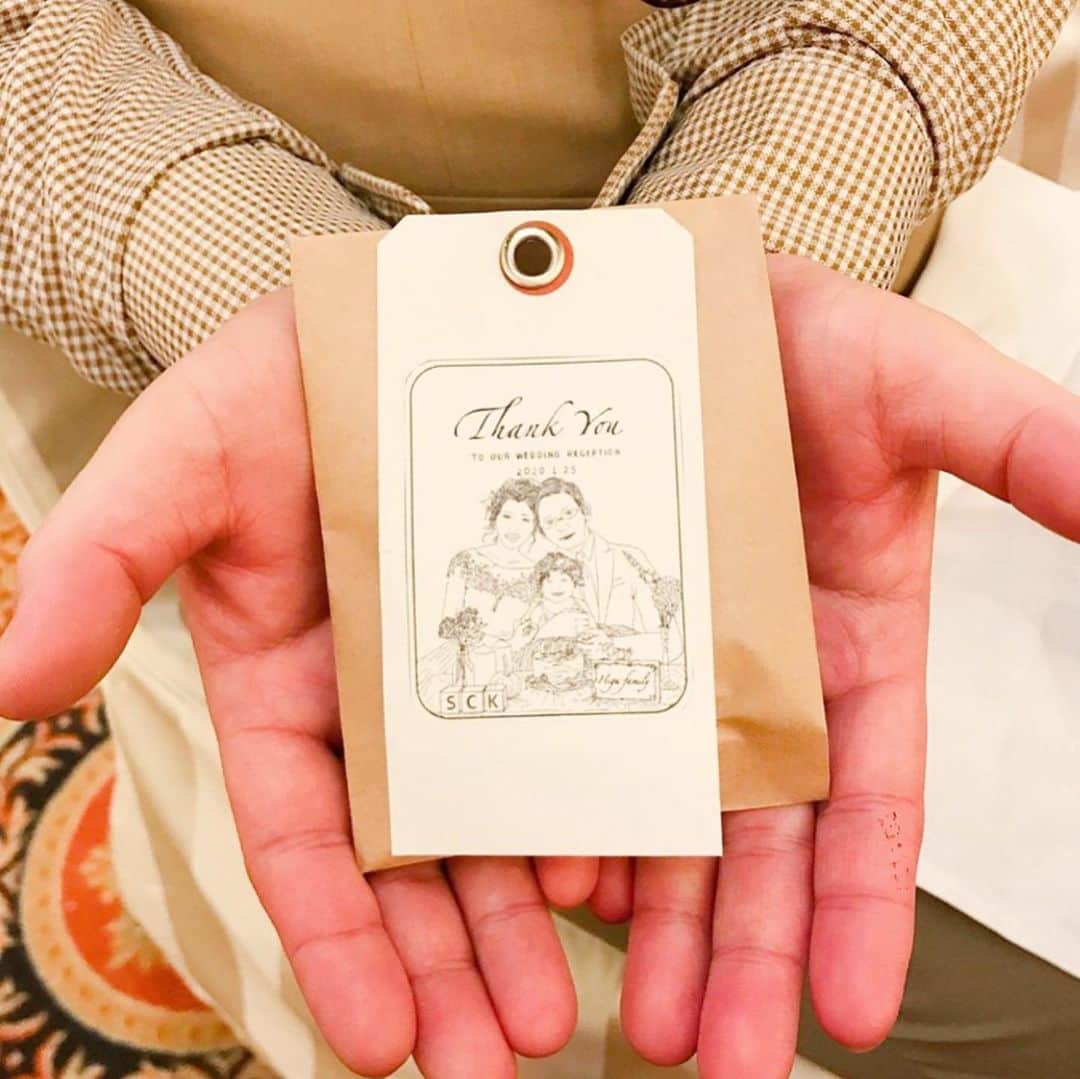プレ花嫁の結婚式準備サイト marry【マリー】さんのインスタグラム写真 - (プレ花嫁の結婚式準備サイト marry【マリー】Instagram)「*﻿ 大きめサイズの似顔絵サンキュータグが 可愛いプチギフト🌿﻿ ﻿ @miki_yonahara さんが﻿ お姉さんの結婚式のために作ったそう💍﻿ ﻿ 似顔絵のイラストから起こして、﻿ ウェルカムボードもお揃いのデザイン✨﻿ ﻿ 自分たちがこんなに素敵なイラストになるなんて﻿ 想像するだけで幸せだし、﻿ アイテムも可愛くなるし....✨﻿ ﻿ 結婚式のタイミングで﻿ 自分たちの似顔絵を誰かに描いてもらうの、﻿ 憧れます💕﻿ ﻿ ﻿ ﻿ ﻿ ﻿ **﻿ ﻿ ﻿ ﻿ ﻿ marryは「世界中の可愛い」を集める﻿ ウェディングサイトです💎﻿ ﻿ サイト内には、﻿ 結婚式のアイデアを紹介する記事が1万以上✨﻿ 毎日朝6時と夕方5時に新着記事をUP✨﻿ @marryxoxo_wd の﻿ プロフィールURLからチェックできます💍﻿ ﻿ 特に人気の記事は﻿ @marryxoxo_id のアカウントでも﻿ 紹介しているので必見🌷﻿ ◌ ❁˚﻿ #プレ花嫁#2020冬婚#2020春婚#2020秋婚#2021春婚#2021夏婚#結婚式diy#花嫁diy#プチギフト手作り#プチギフト候補#プチギフト選び#プチギフト決定#プチギフト#サンキュータグ#サンキュータグ手作り#サンキュータグdiy#プチギフトラッピング﻿ ﻿」2月3日 17時32分 - marryxoxo_wd