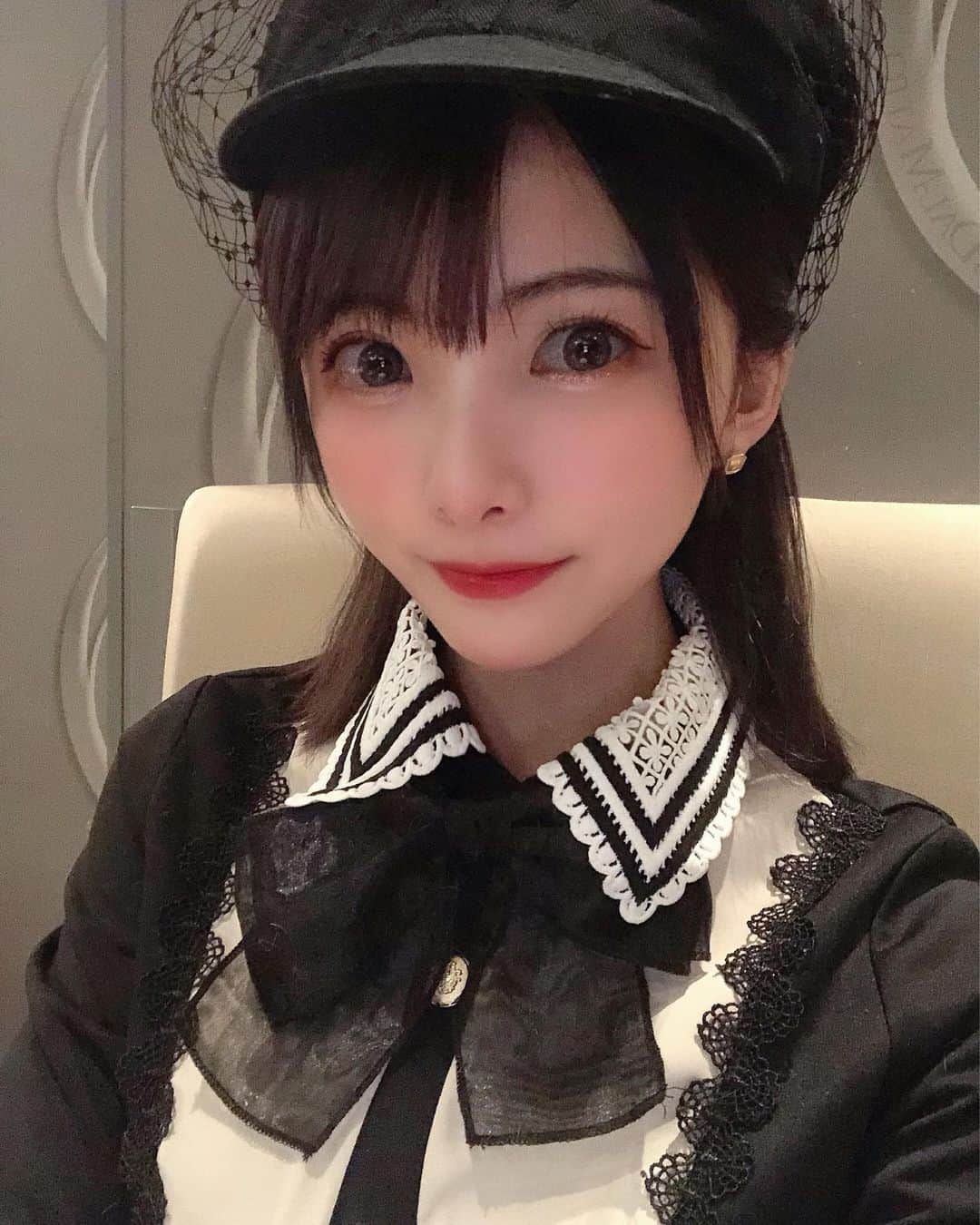 岡田栞奈のインスタグラム：「黒髪復活✨ #黒髪 #黒髪ミディアム #お気に入りのワンピース #テンションあがる #六本木ヒルズ #ディナー」