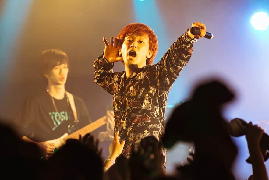 としみつのインスタグラム：「ワンマンライブの写真。 BARKSさんより📸  #歌みつ #としみつ #東海オンエア」